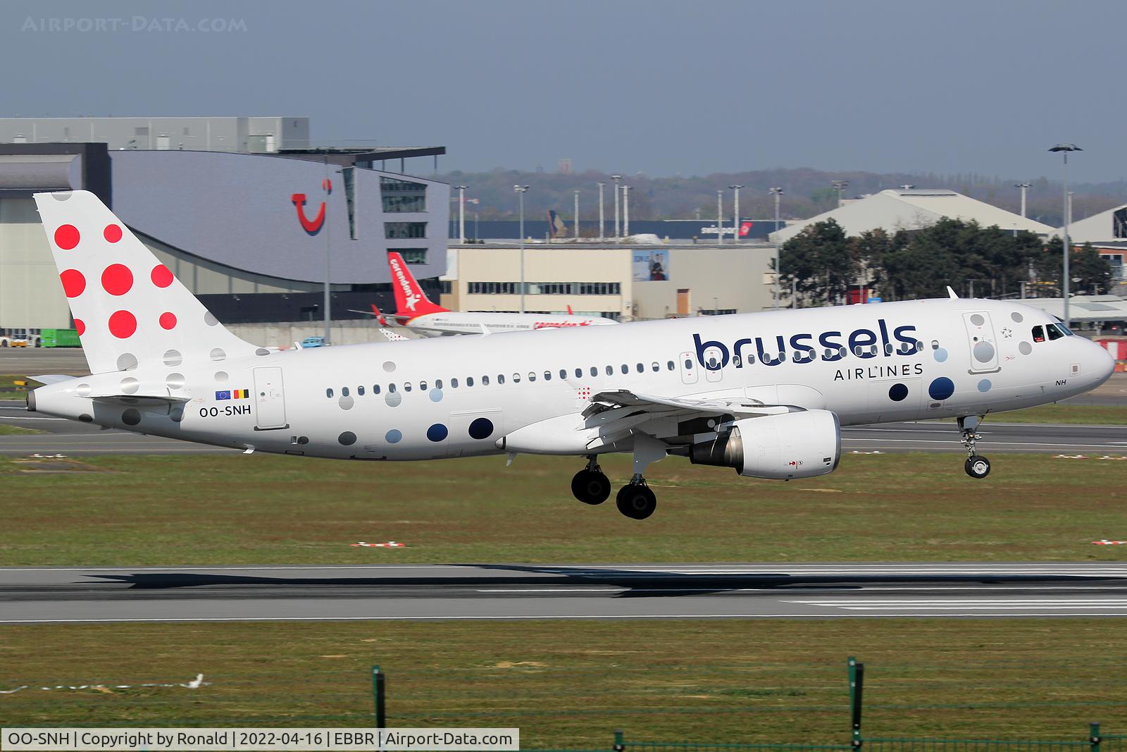 OO-SNH, 2004 Airbus A320-214 C/N 2207, at bru