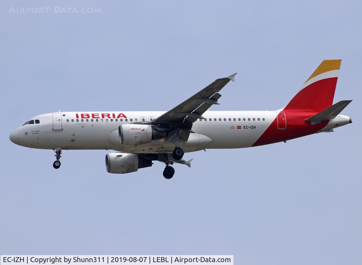 EC-IZH, 2004 Airbus A320-214 C/N 2225, Landing rwy 07L in new c/s