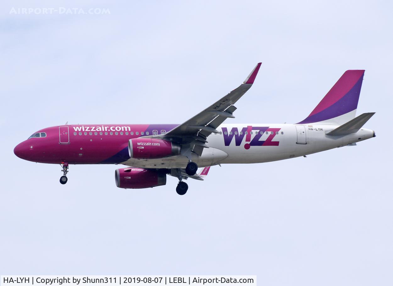 HA-LYH, 2014 Airbus A320-232 C/N 6235, Landing rwy 07L