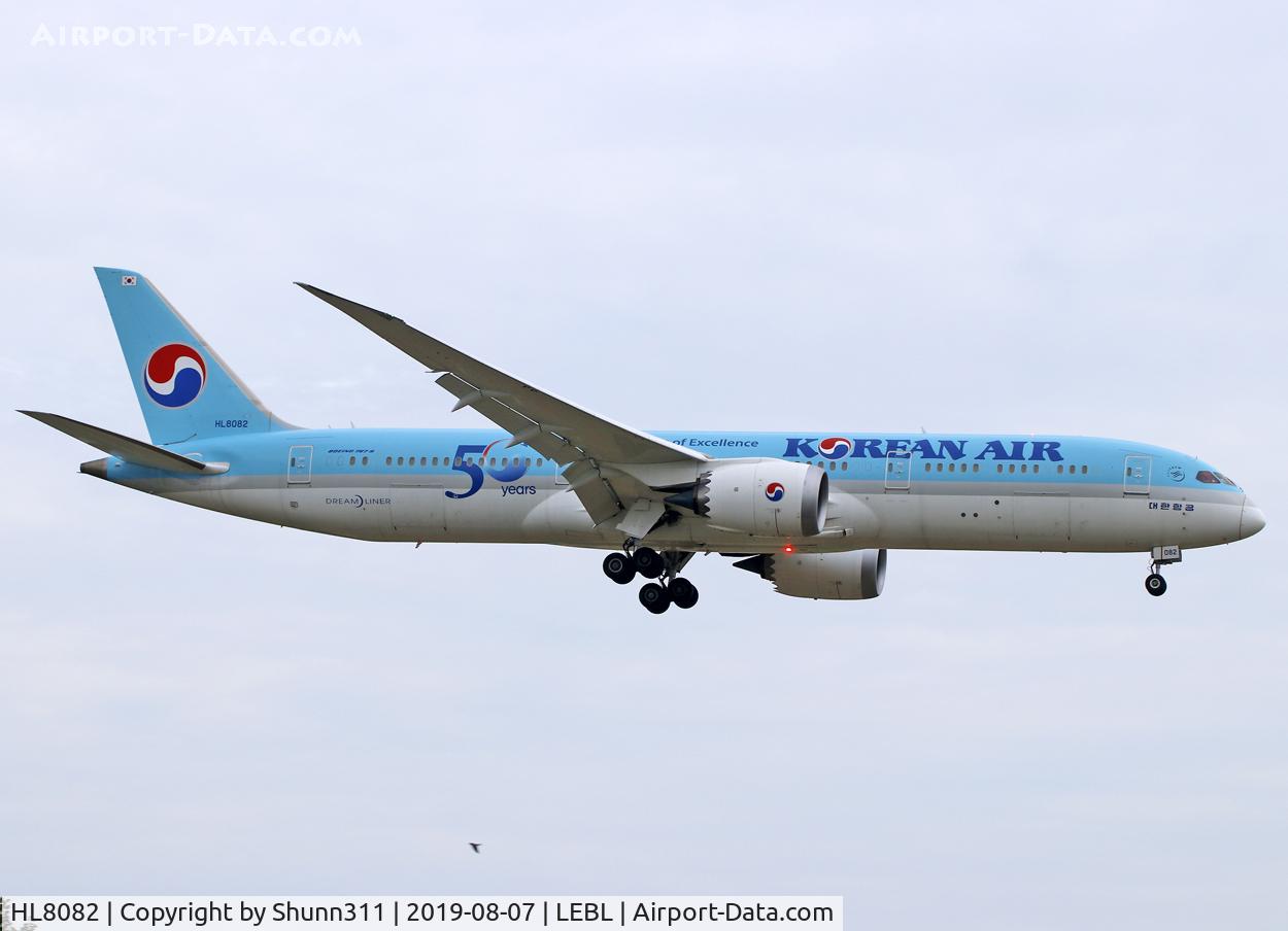 HL8082, 2017 Boeing 787-9 Dreamliner C/N 34811, Landing rwy 25R with addiational '50th year  of excellence' patch