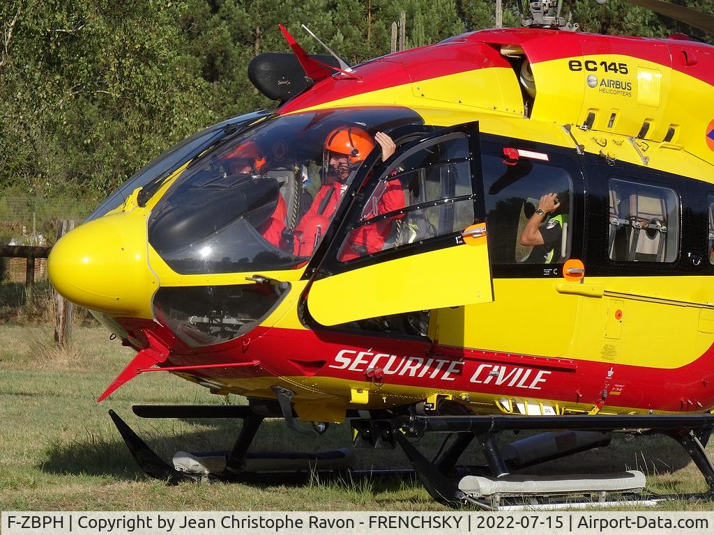 F-ZBPH, Eurocopter-Kawasaki EC-145 (BK-117C-2) C/N 9015, DRAGON 33, départ de l'officier aéro sur le feu de La Teste - Cazaux, Gironde