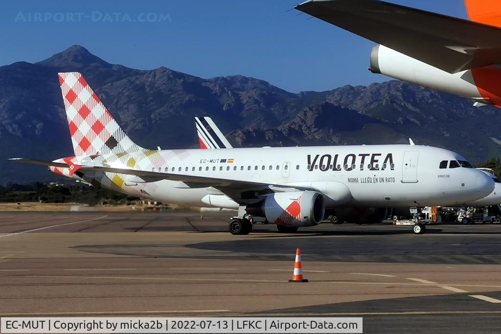 EC-MUT, 2004 Airbus A319-111 C/N 2240, Parked