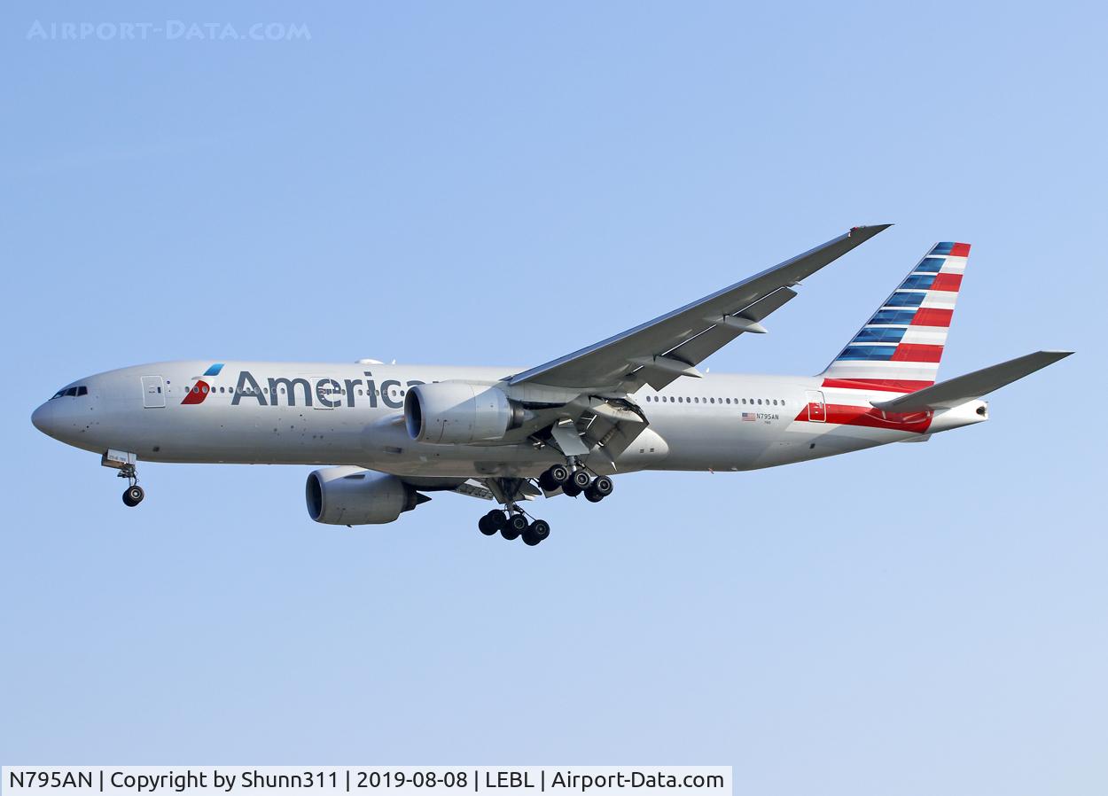 N795AN, 2000 Boeing 777-223 C/N 30257, Landing rwy 25R