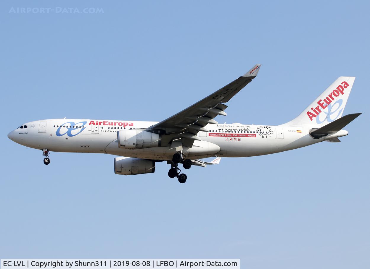 EC-LVL, 2002 Airbus A330-243 C/N 461, Landing rwy 25R with additional 'Be Live Hotels' patch and titles