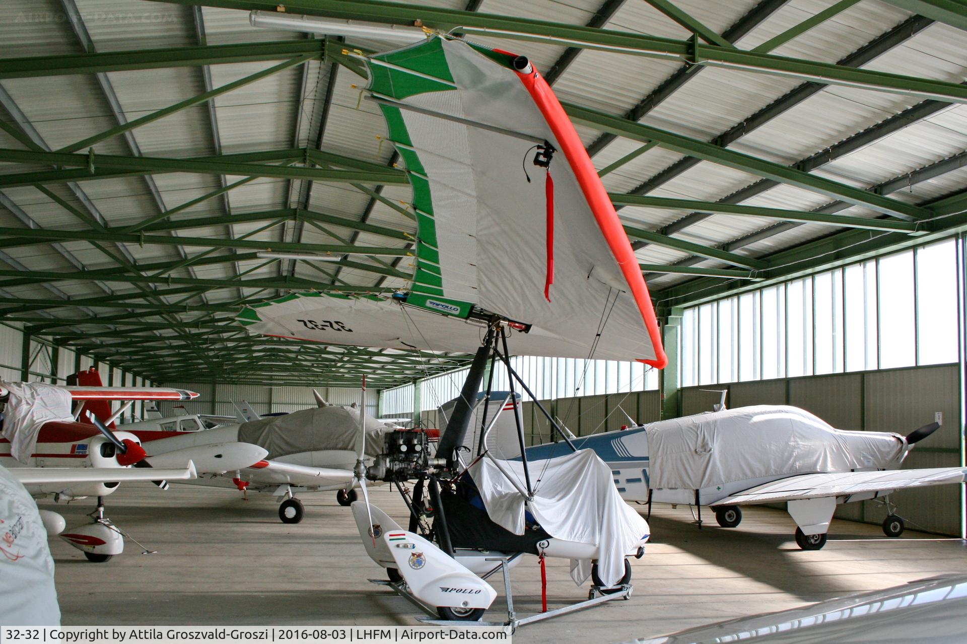 32-32, 2006 Halley Apollo CXMD Racer GT C/N RO 040606, LHFM - Meidl Airport Fertöszentmiklós, Hungary