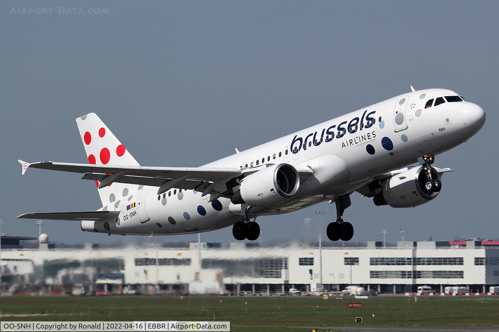 OO-SNH, 2004 Airbus A320-214 C/N 2207, at bru