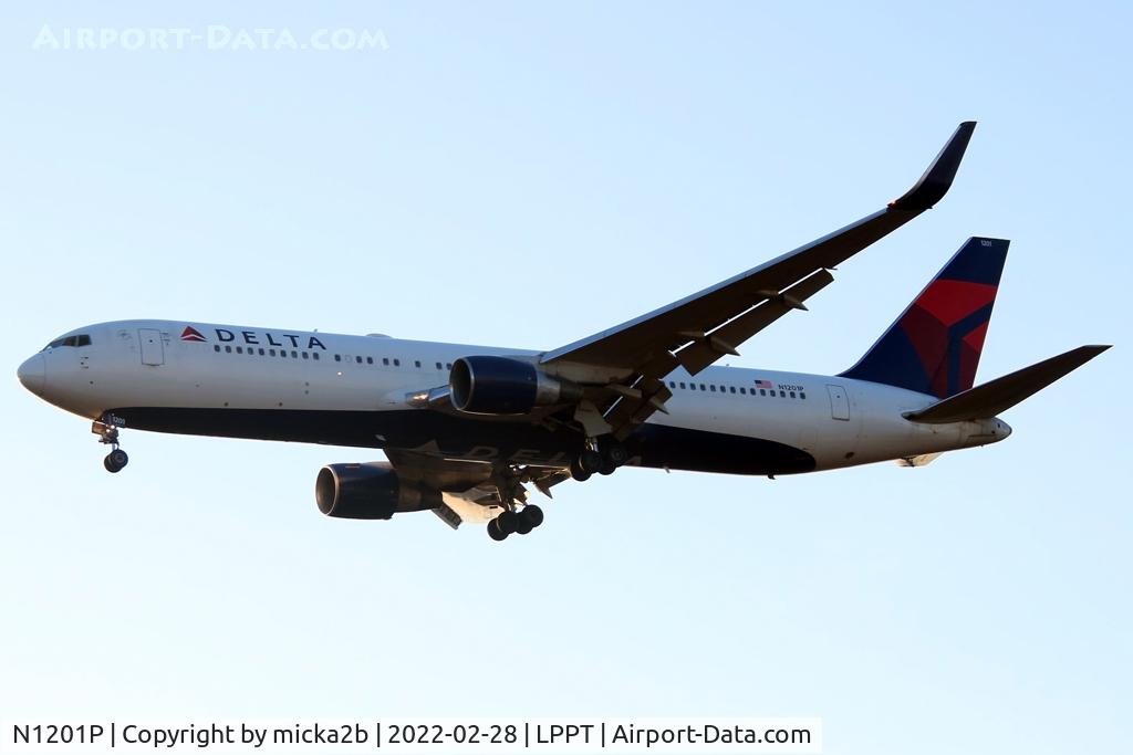 N1201P, 1998 Boeing 767-332 C/N 28458, Landing