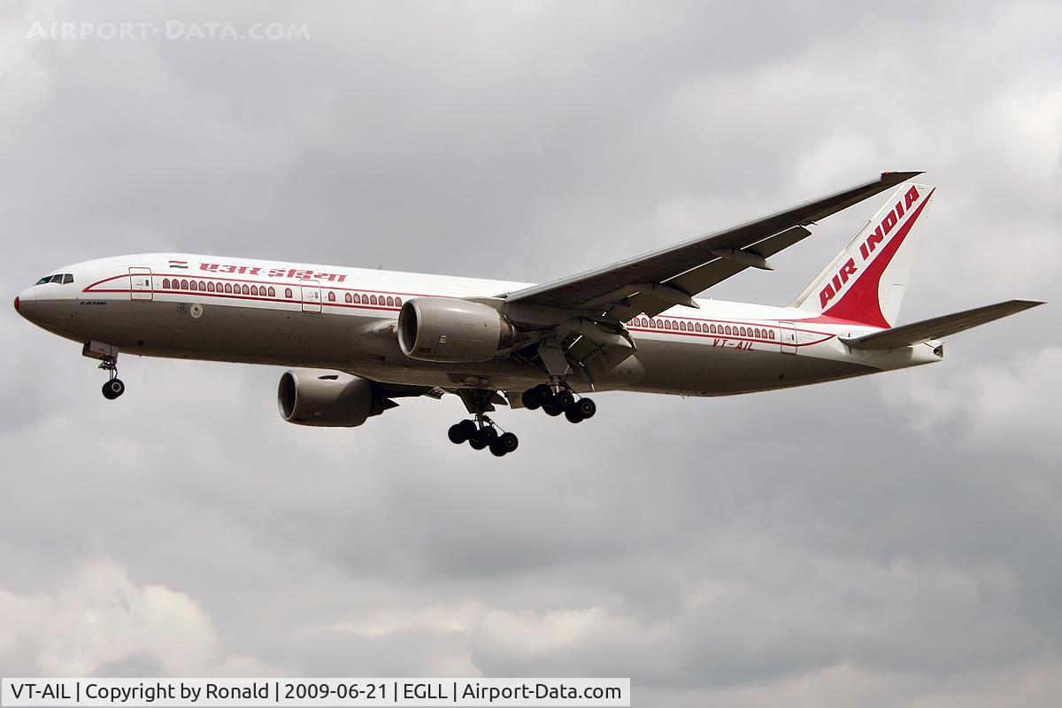 VT-AIL, 1997 Boeing 777-222 C/N 26935, at lhr