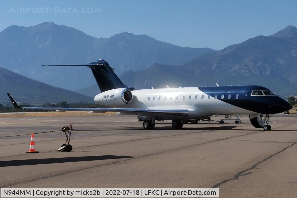 N944MM, 2000 Bombardier BD-700-1A10 Global Express C/N 9024, Parked after flight from MSP