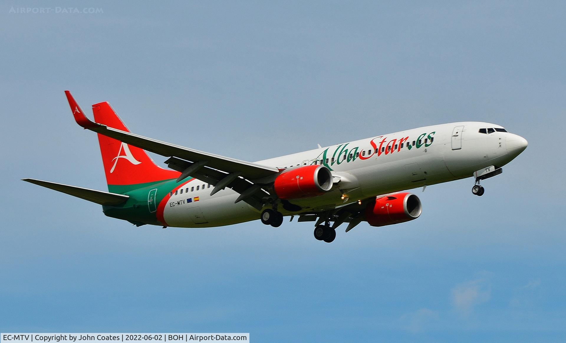 EC-MTV, 2000 Boeing 737-8K5 C/N 27992, Arriving to 08 runway