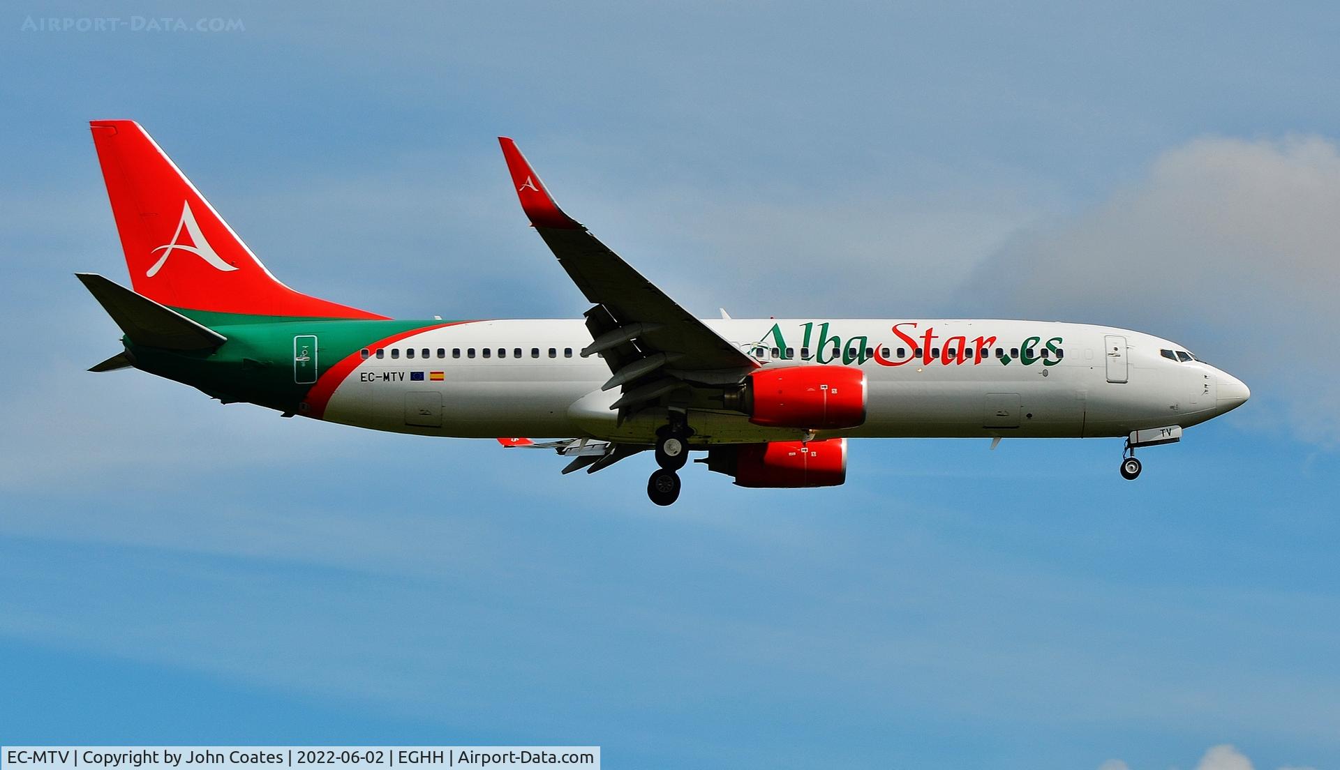 EC-MTV, 2000 Boeing 737-8K5 C/N 27992, On final approach to 08
