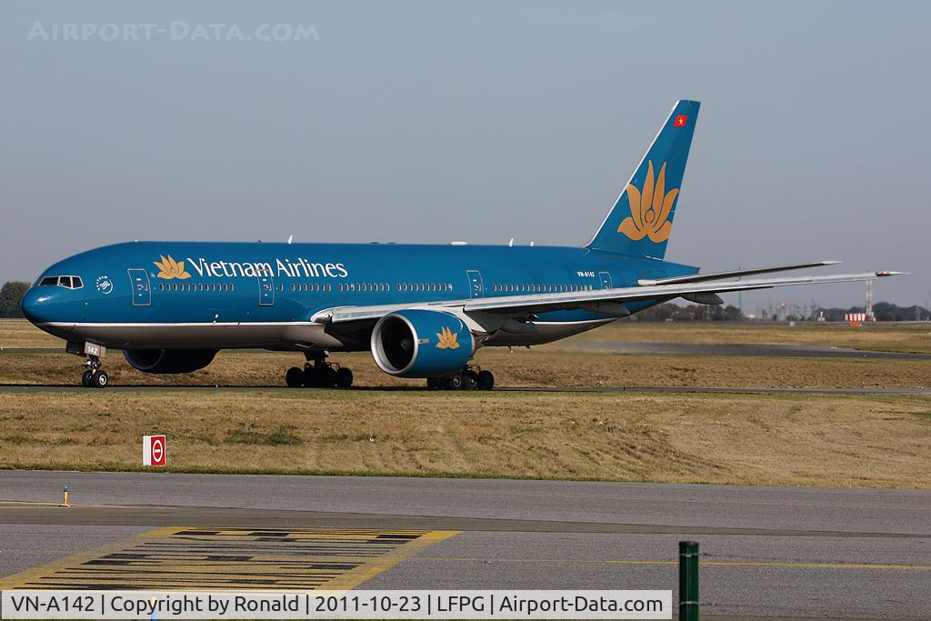 VN-A142, 2003 Boeing 777-2Q8/ER C/N 32701, at cdg