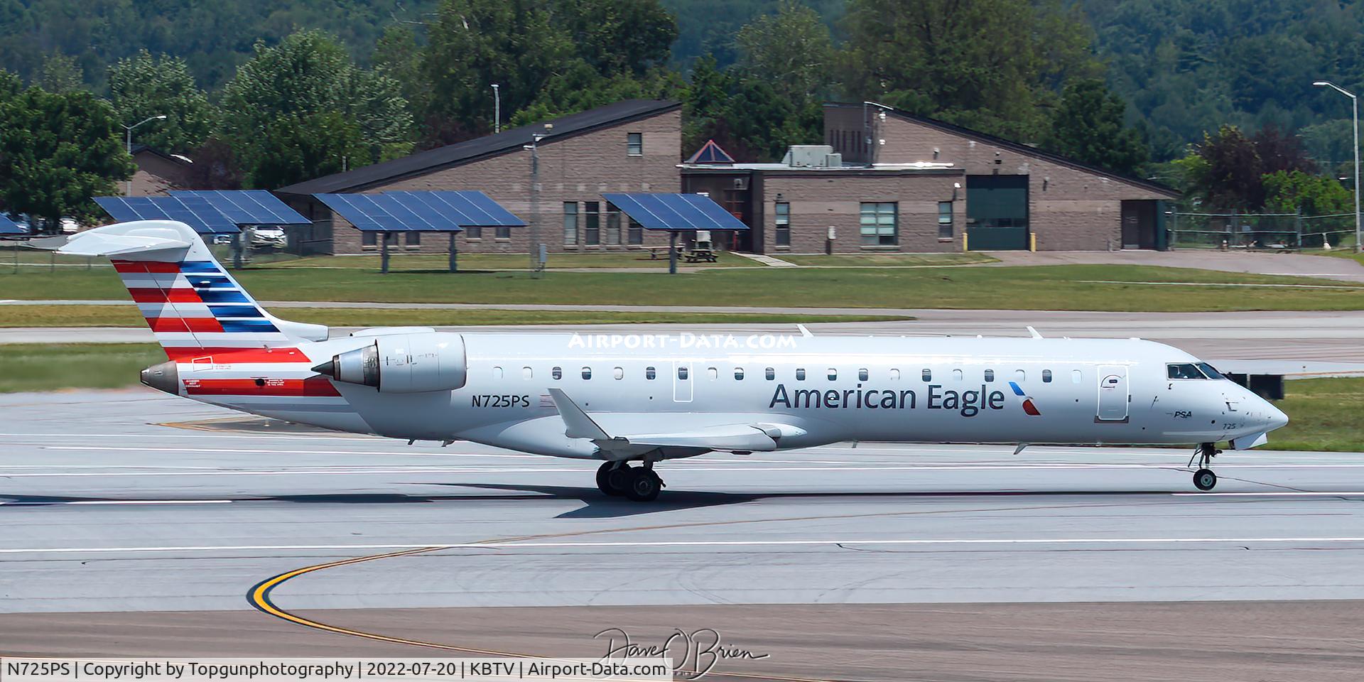 N725PS, 2005 Bombardier CRJ-701 (CL-600-2C10) Regional Jet C/N 10186, taking off