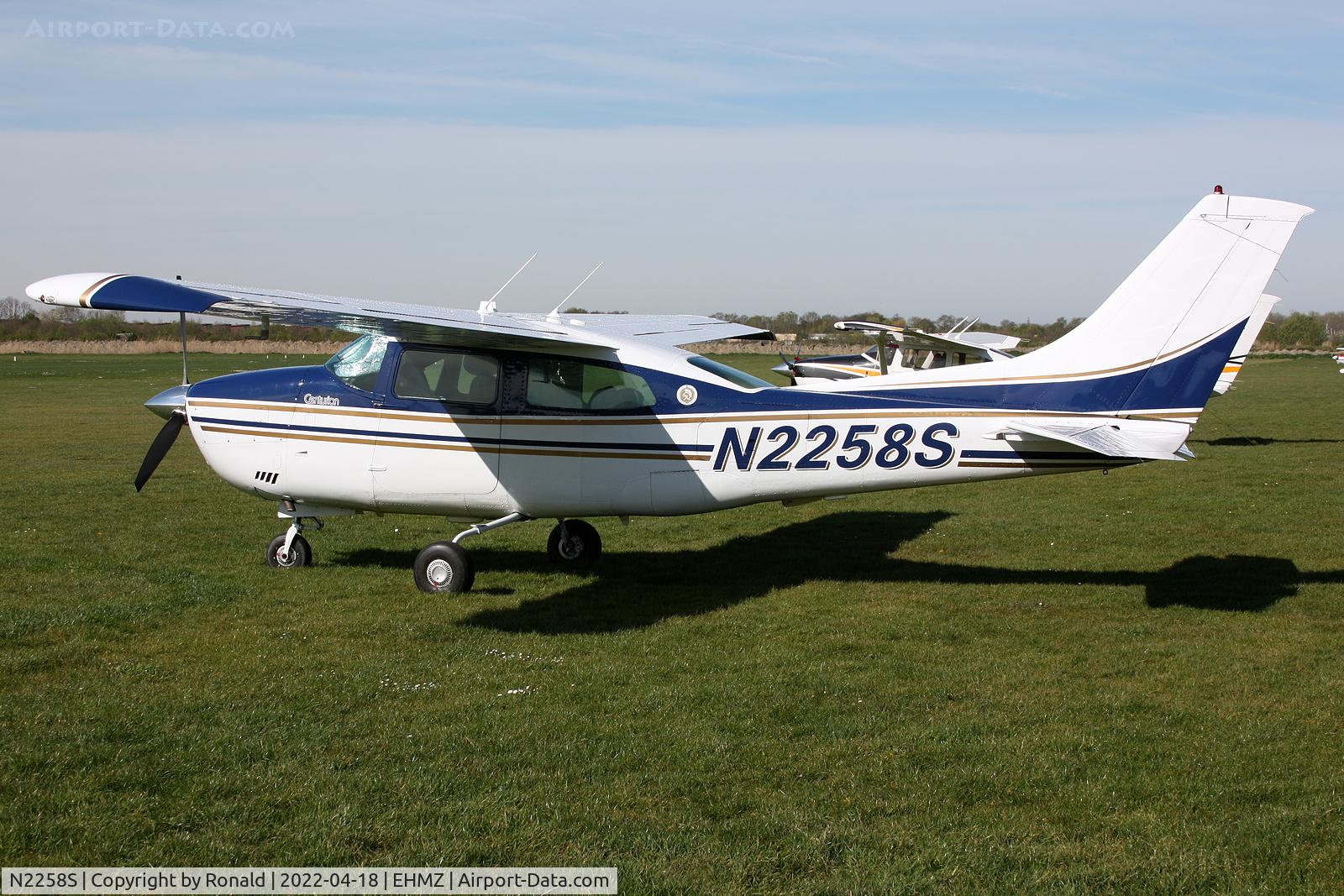 N2258S, 1976 Cessna 210L Centurion C/N 21061202, at ehmz