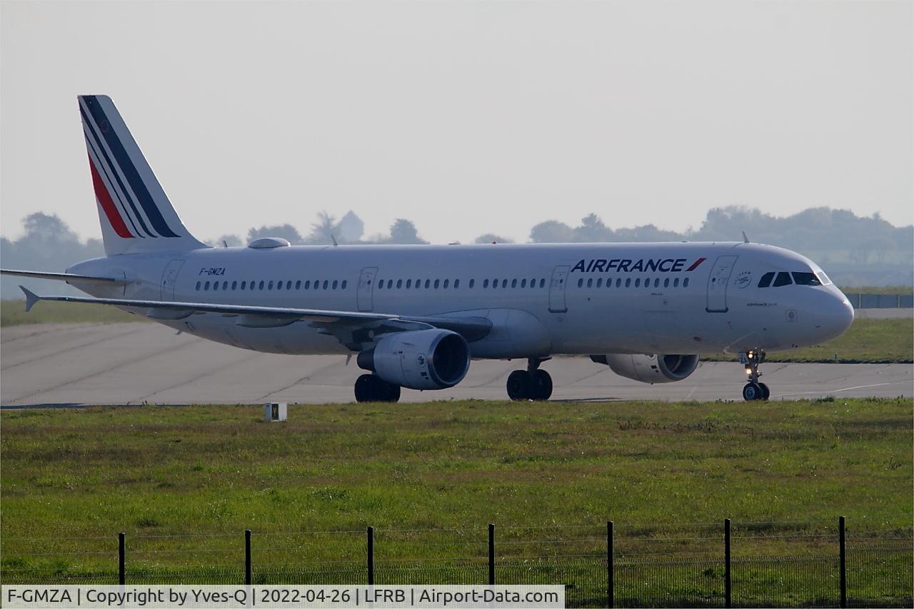 F-GMZA, 1994 Airbus A321-111 C/N 498, Airbus A321-111,Taxiing to boarding ramp, Brest-Bretagne airport (LFRB-BES)