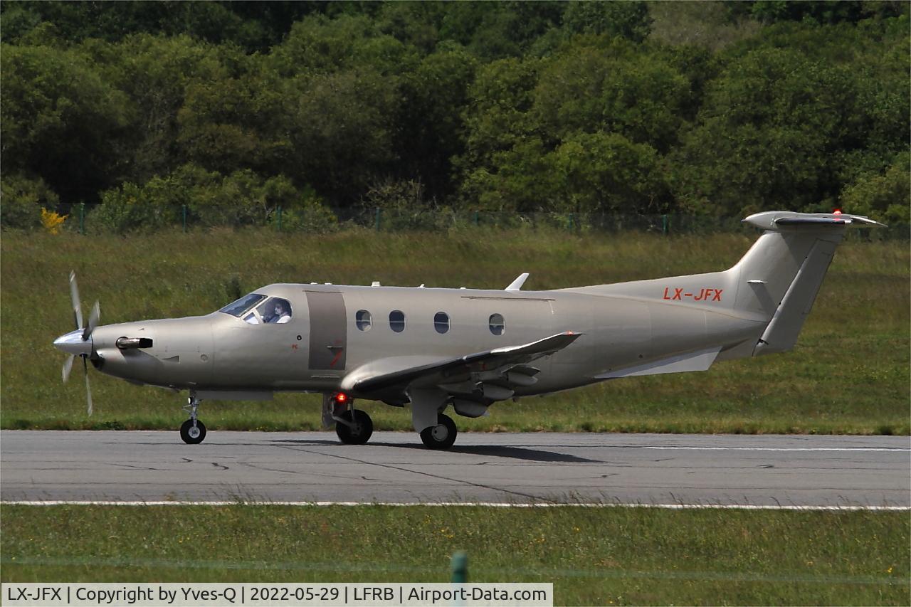 LX-JFX, 2014 Pilatus PC-12/47E C/N 1510, Pilatus PC-12 47E, Taxiing rwy 07R, Brest-Bretagne airport (LFRB-BES)