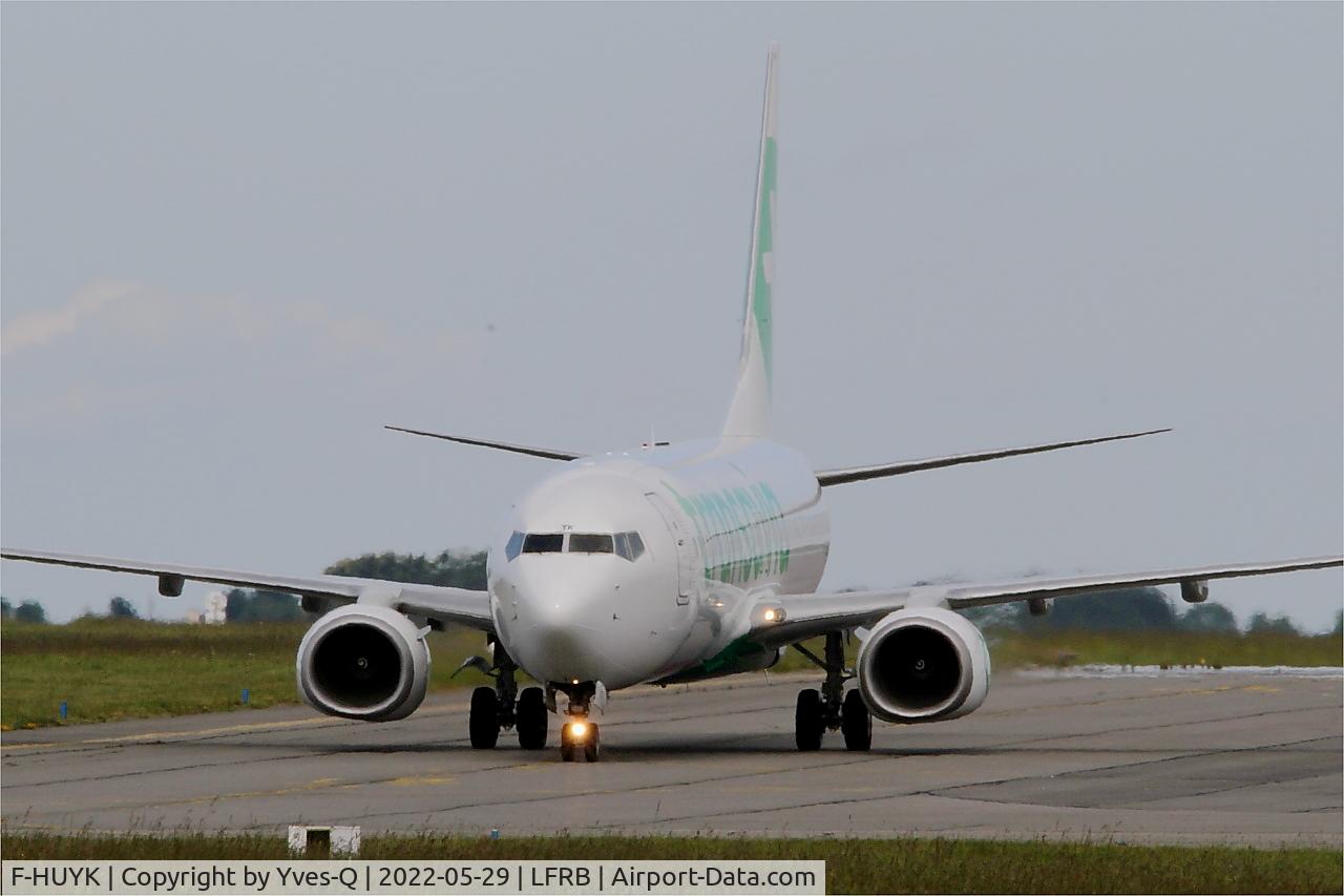F-HUYK, Boeing 737-800 C/N 38034, Boeing 737-86N,Taxiing to boarding ramp, Brest-Bretagne airport (LFRB-BES)