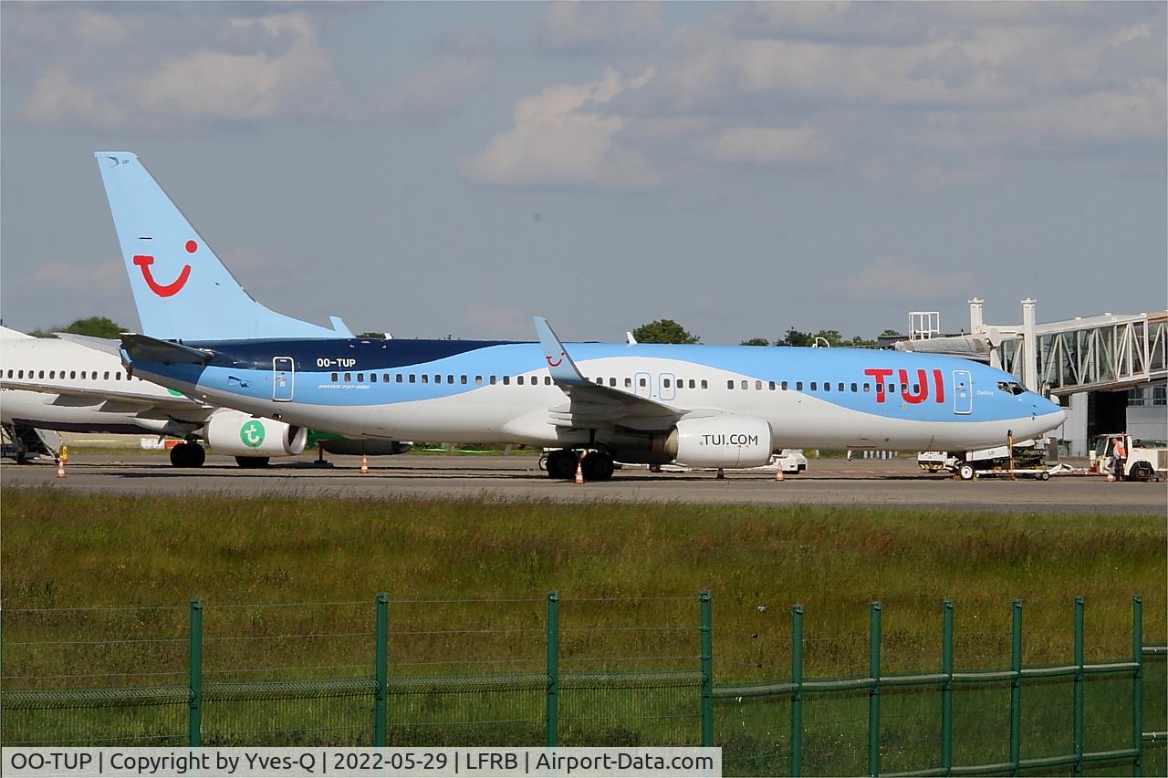 OO-TUP, 2004 Boeing 737-85P C/N 33974, Boeing 737-85P, Push back, Brest-Bretagne airport (LFRB-BES)