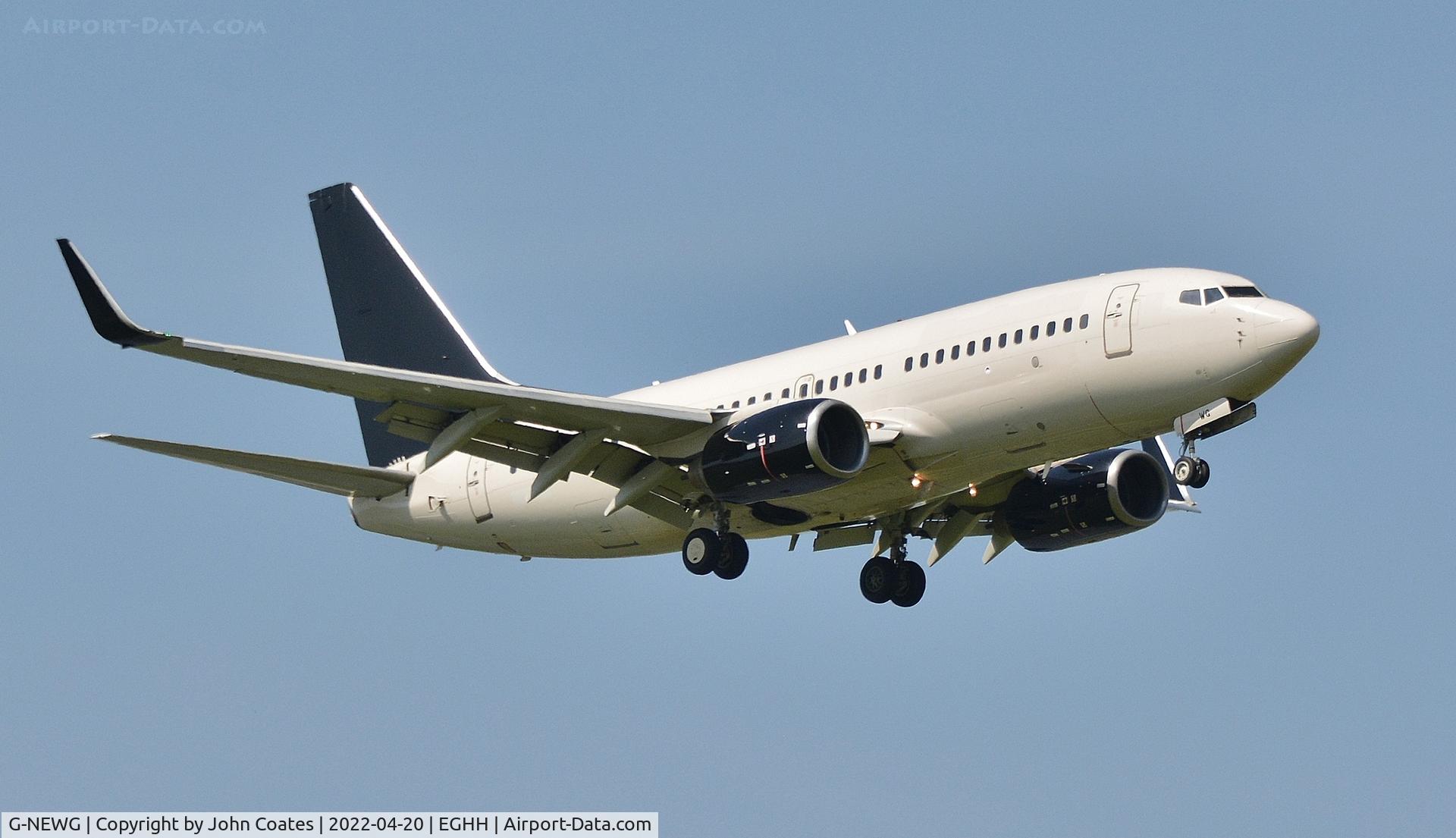 G-NEWG, 2002 Boeing 737-76N C/N 29885, Final approach to 08