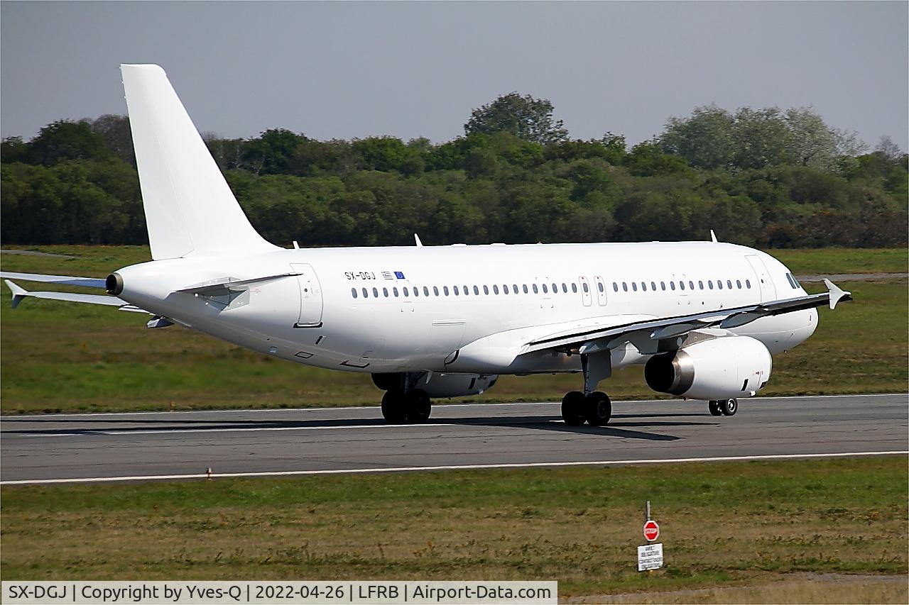 SX-DGJ, 2007 Airbus A320-232 C/N 3316, Airbus A320-232, Take off run rwy 07R, Brest-Bretagne airport (LFRB-BES)