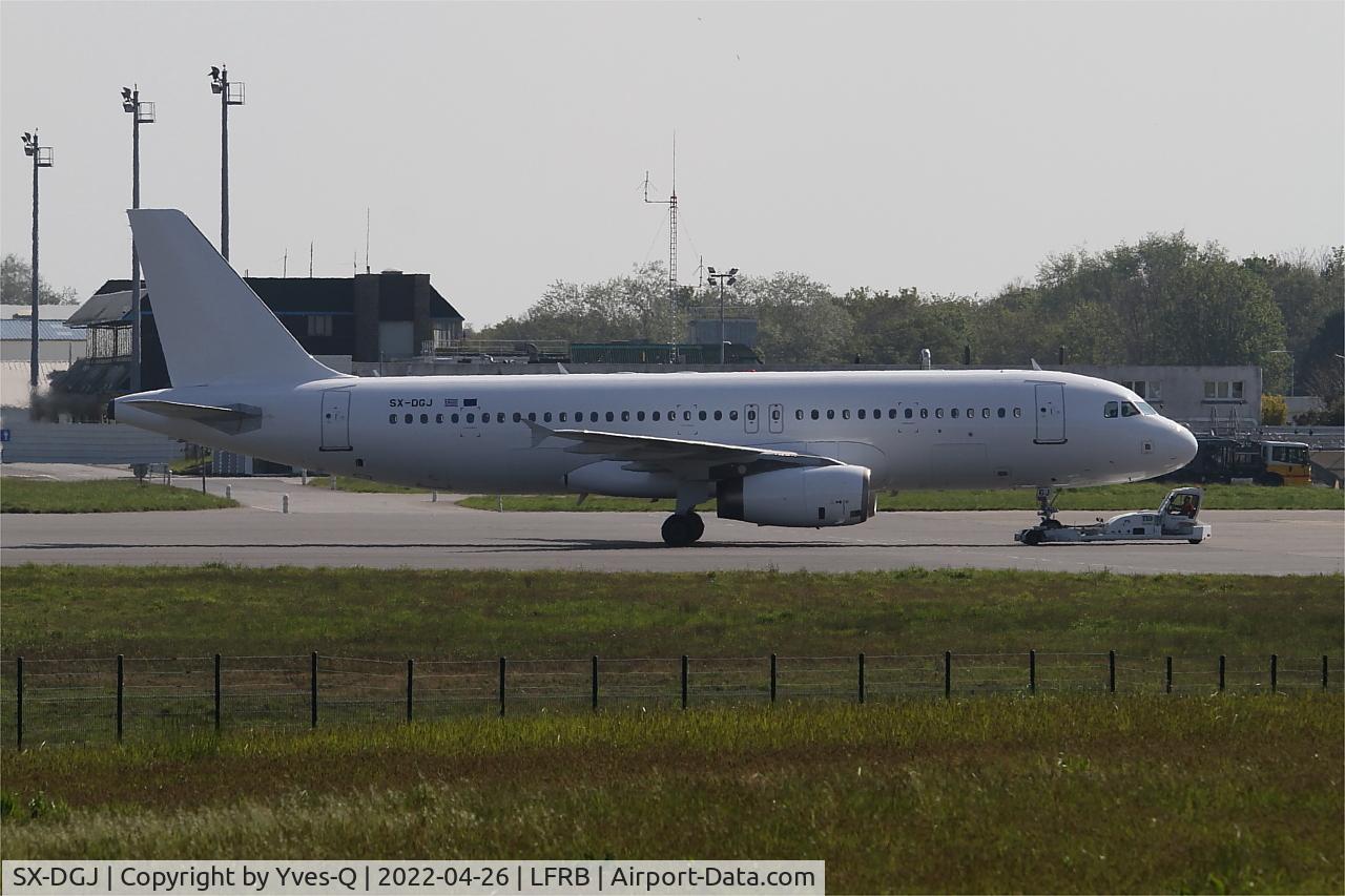 SX-DGJ, 2007 Airbus A320-232 C/N 3316, Airbus A320-232, Push back, Brest-Bretagne airport (LFRB-BES)