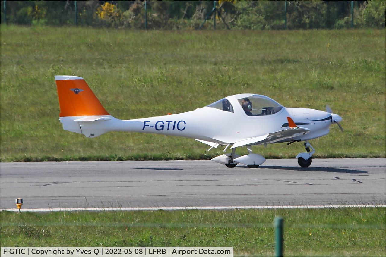 F-GTIC, 2003 Aquila A210 (AT01) C/N AT01-133, Aquila A210 (AT01), Landing rwy 07R, Brest-Bretagne airport (LFRB-BES)