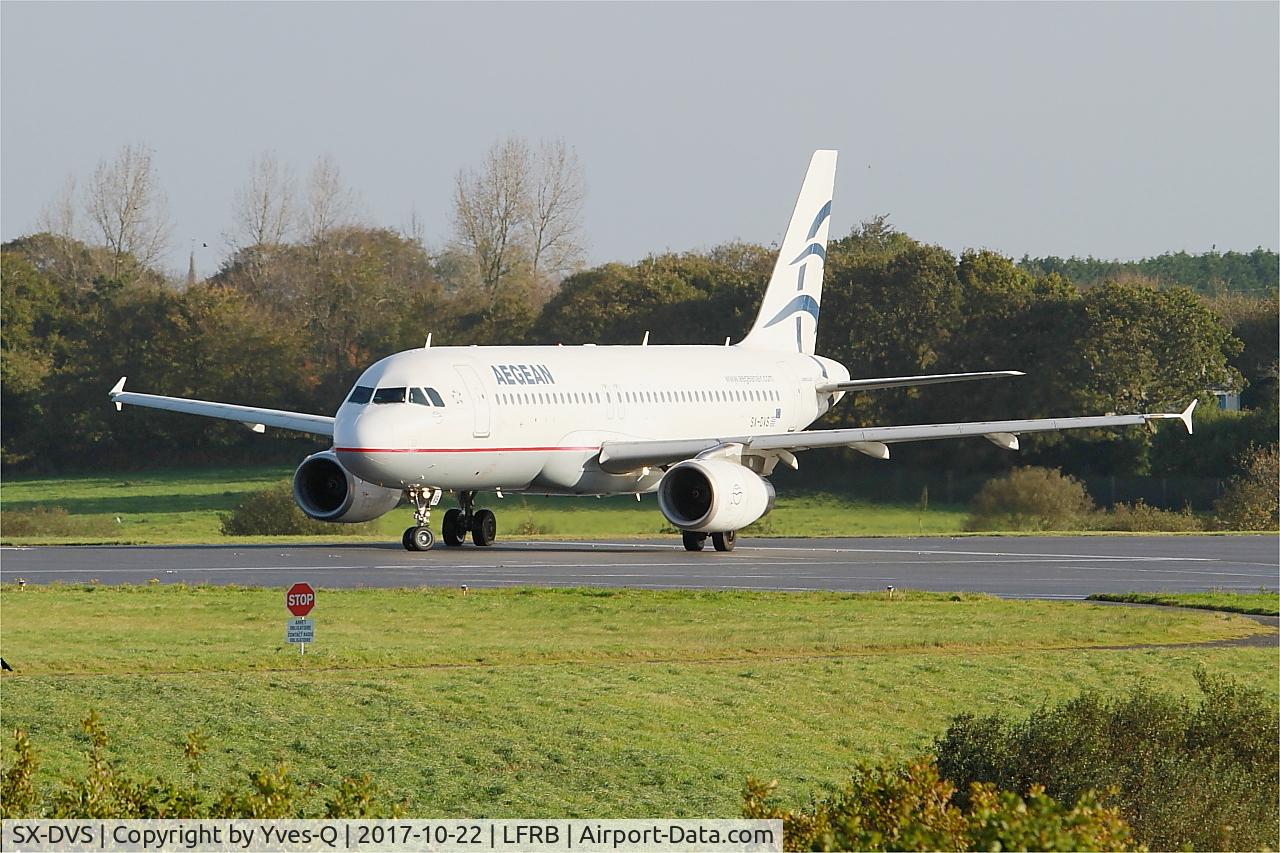 SX-DVS, 2008 Airbus A320-232 C/N 3709, Airbus A320-232, Lining up rwy 07R, Brest-Bretagne airport (LFRB-BES)