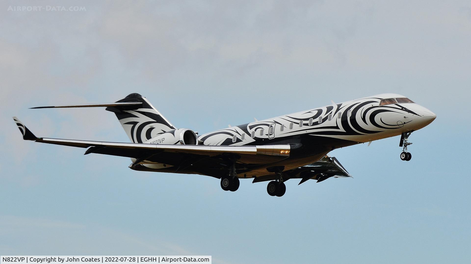 N822VP, 1999 Bombardier BD-700-1A10 Global Express C/N 9016, Arriving to runway 08