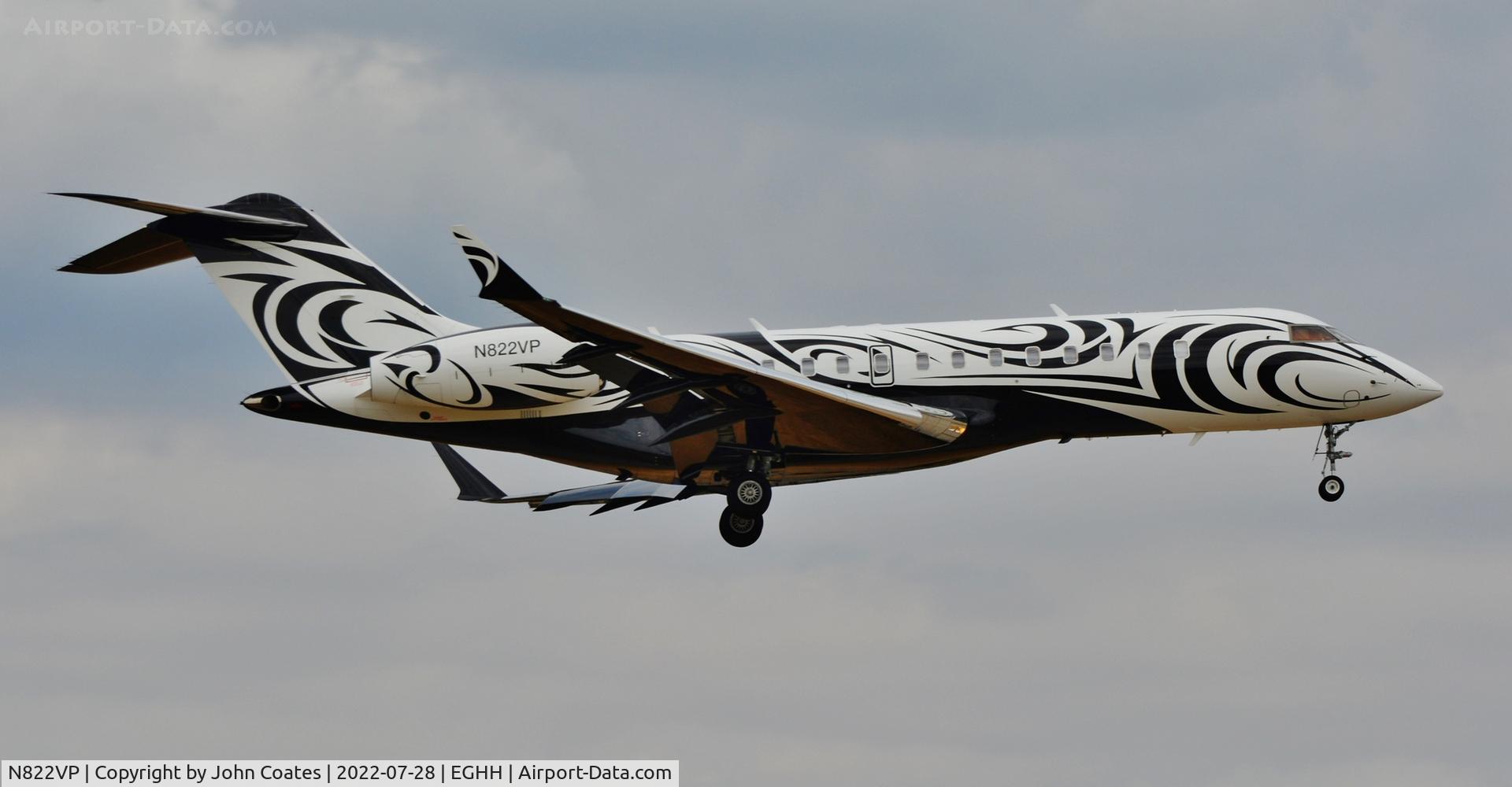 N822VP, 1999 Bombardier BD-700-1A10 Global Express C/N 9016, Final approach to 08