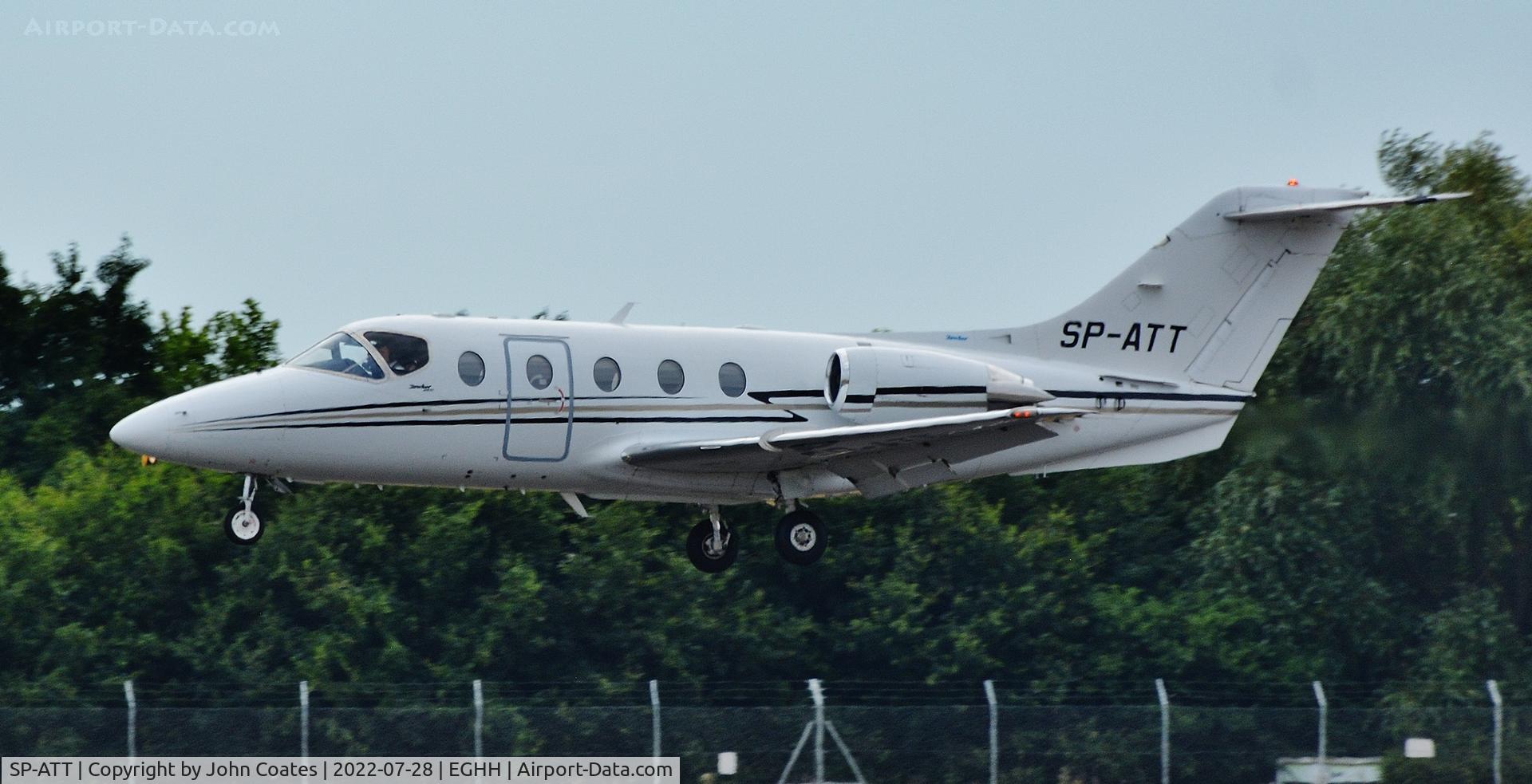SP-ATT, 2006 Raytheon Beechjet 400A C/N RK-480, Final approach to 08