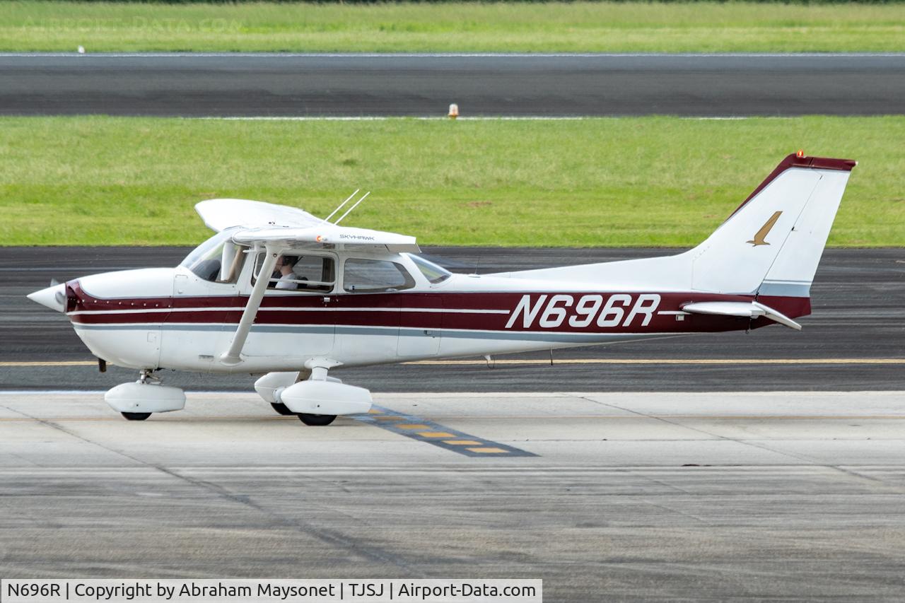 N696R, 1976 Cessna 172M C/N 17267360, Taxing for departure