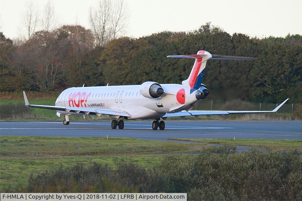 F-HMLA, 2010 Bombardier CRJ-1000EL NG (CL-600-2E25) C/N 19004, Bombardier CRJ-1000EL NG, Lining up rwy 25L, Brest-Bretagne airport (LFRB-BES)
