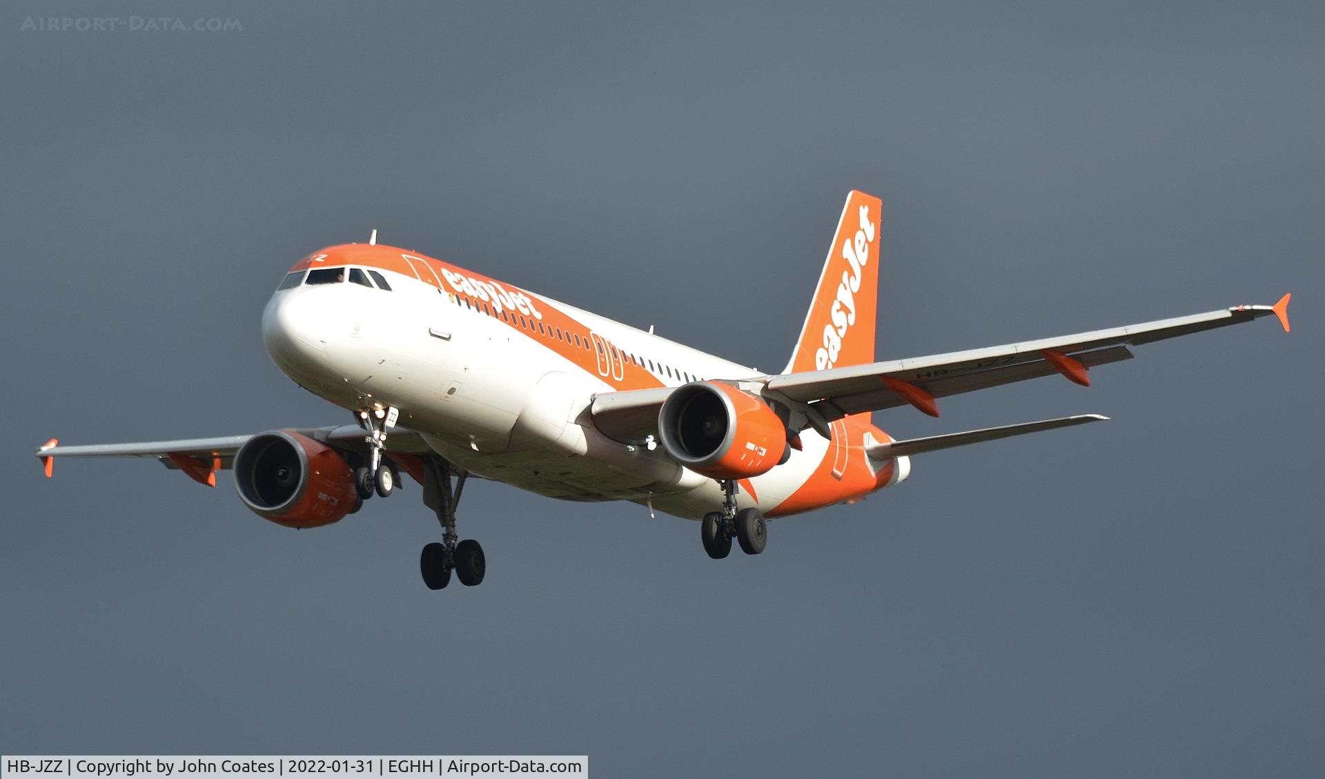HB-JZZ, 2010 Airbus A320-214 C/N 4233, On approach to 26