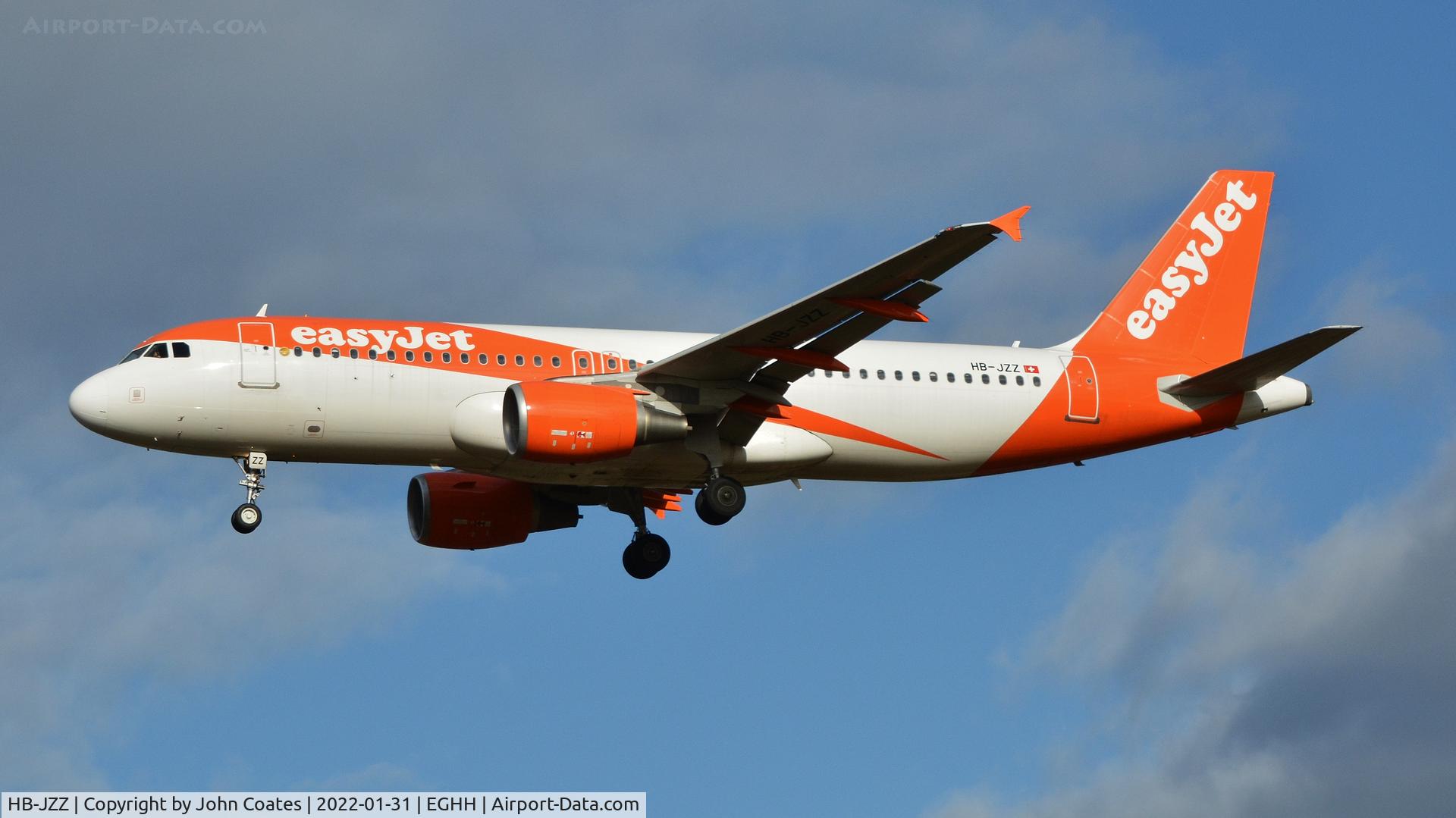 HB-JZZ, 2010 Airbus A320-214 C/N 4233, Final approach to 26