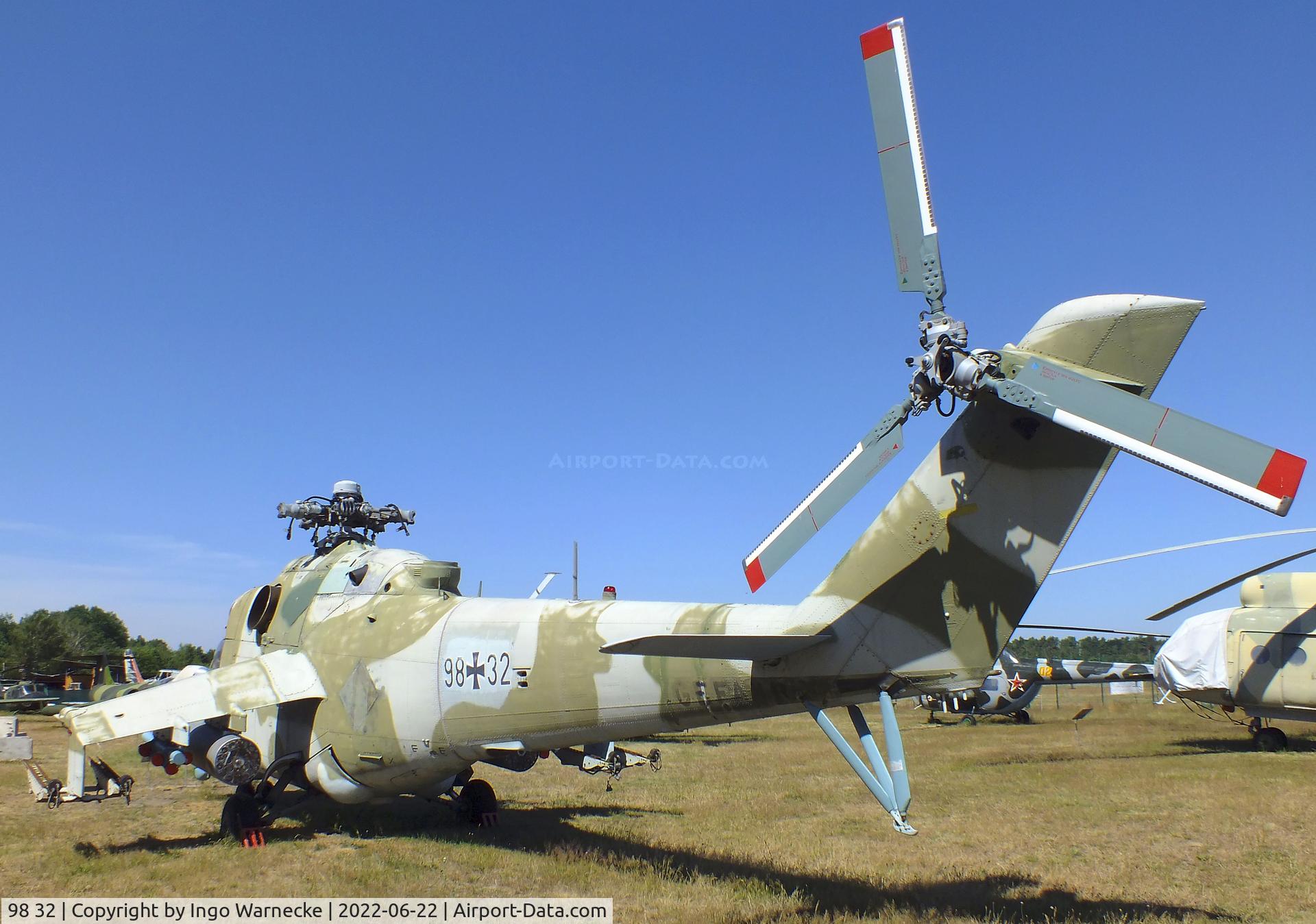98 32, Mil Mi-24D Hind C/N 340287, Mil Mi-24D HIND-D (minus main rotorblades) at the Flugplatzmuseum Cottbus (Cottbus airfield museum)