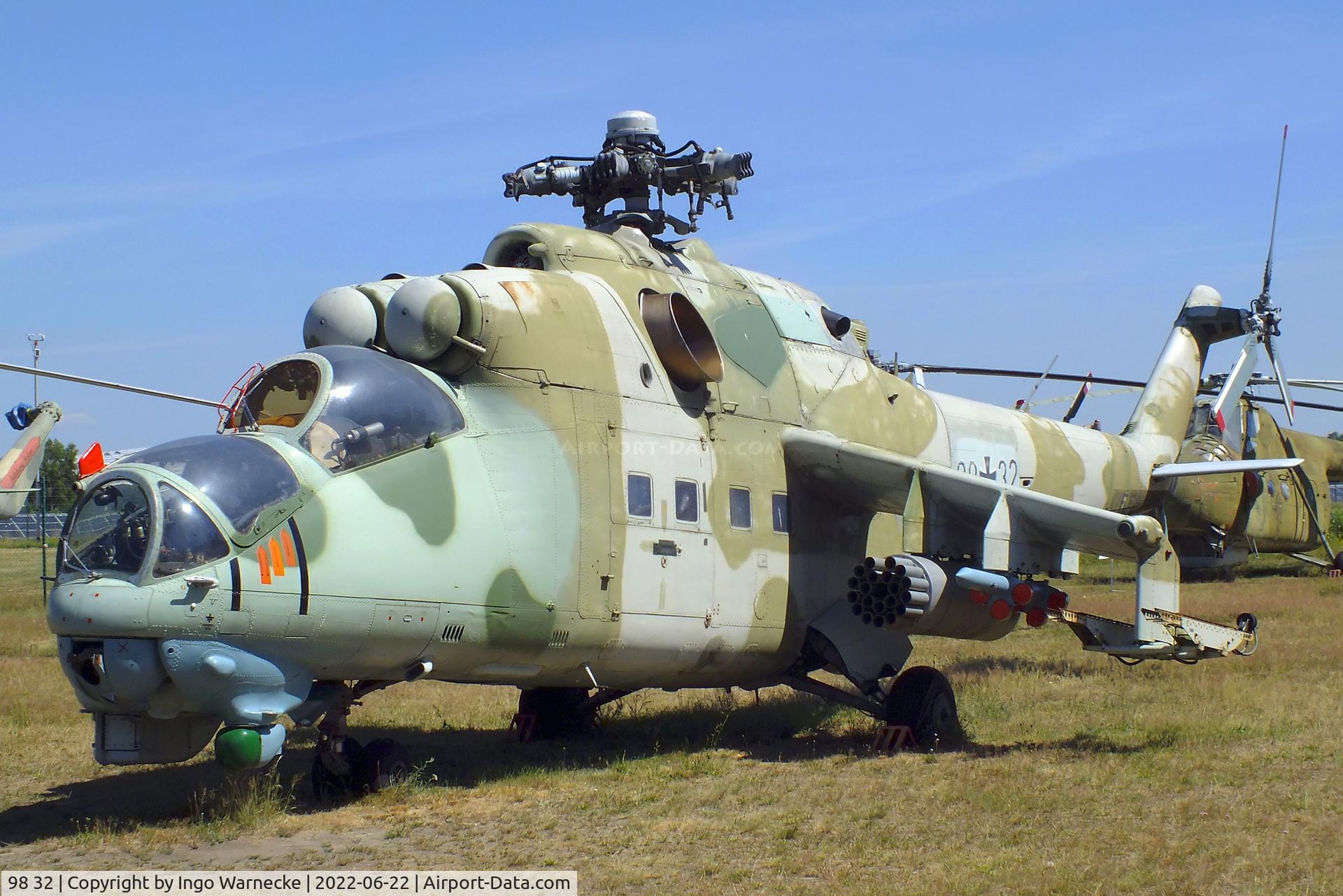98 32, Mil Mi-24D Hind C/N 340287, Mil Mi-24D HIND-D (minus main rotorblades) at the Flugplatzmuseum Cottbus (Cottbus airfield museum)