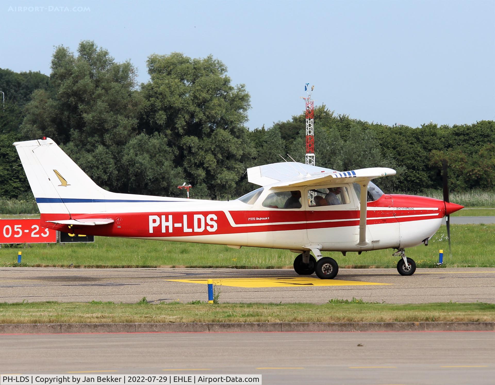 PH-LDS, 1976 Reims F172M ll Skyhawk C/N 1440, Lelystad Airport