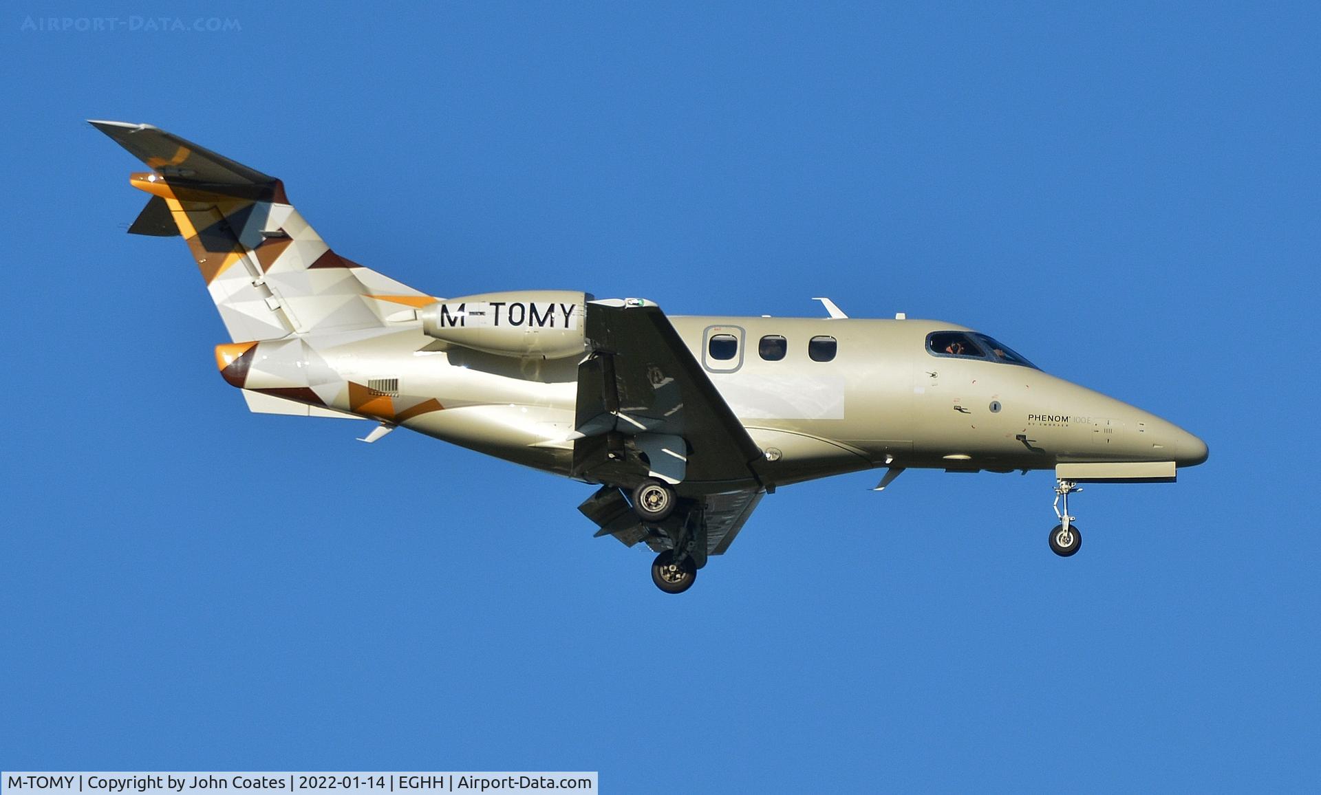 M-TOMY, 2016 Embraer EMB-500 Phenom 100 C/N 50000371, Final approach to 08