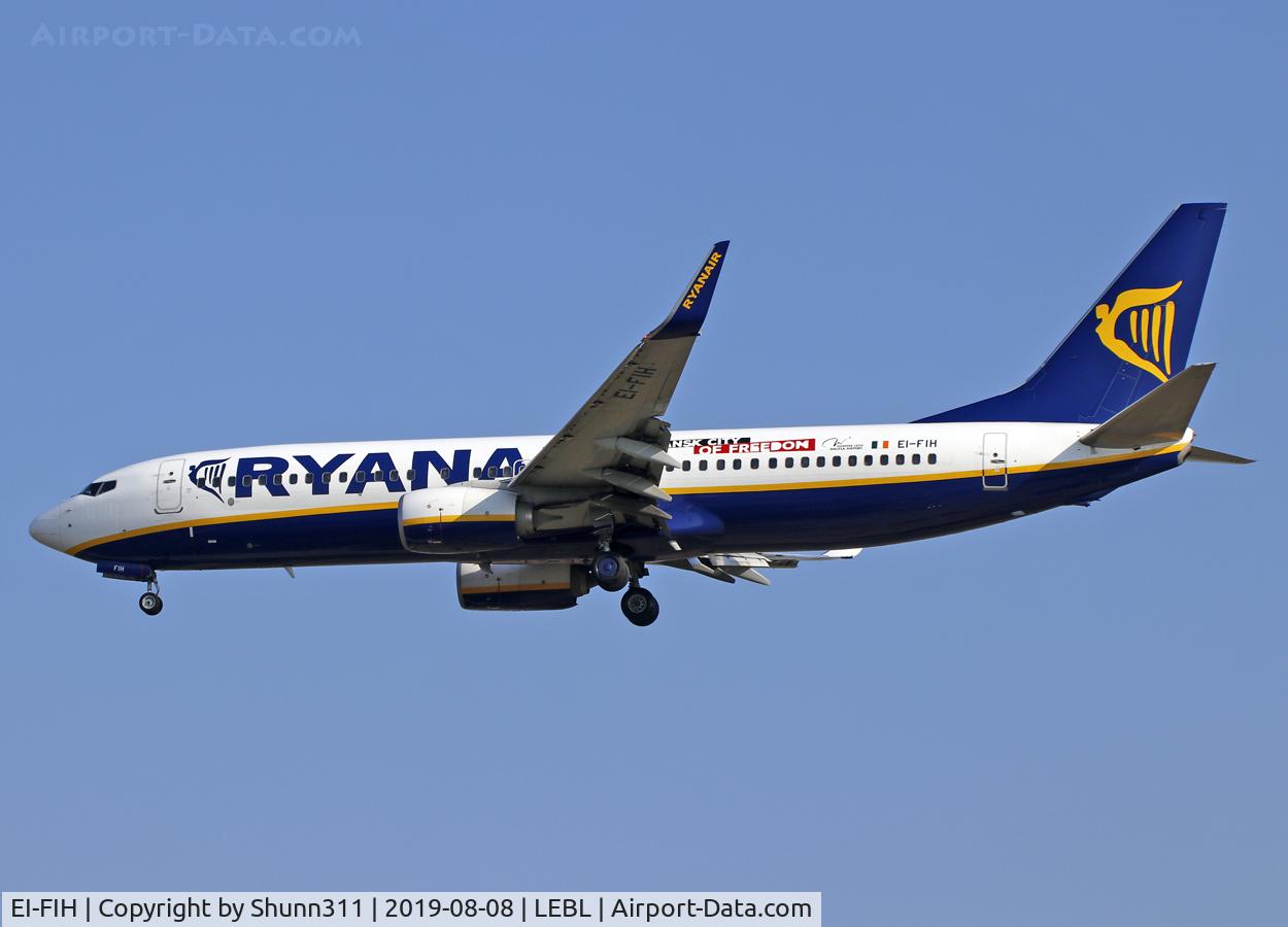 EI-FIH, 2015 Boeing 737-8AS C/N 44697, Landing rwy 25R with still Gdansk patch