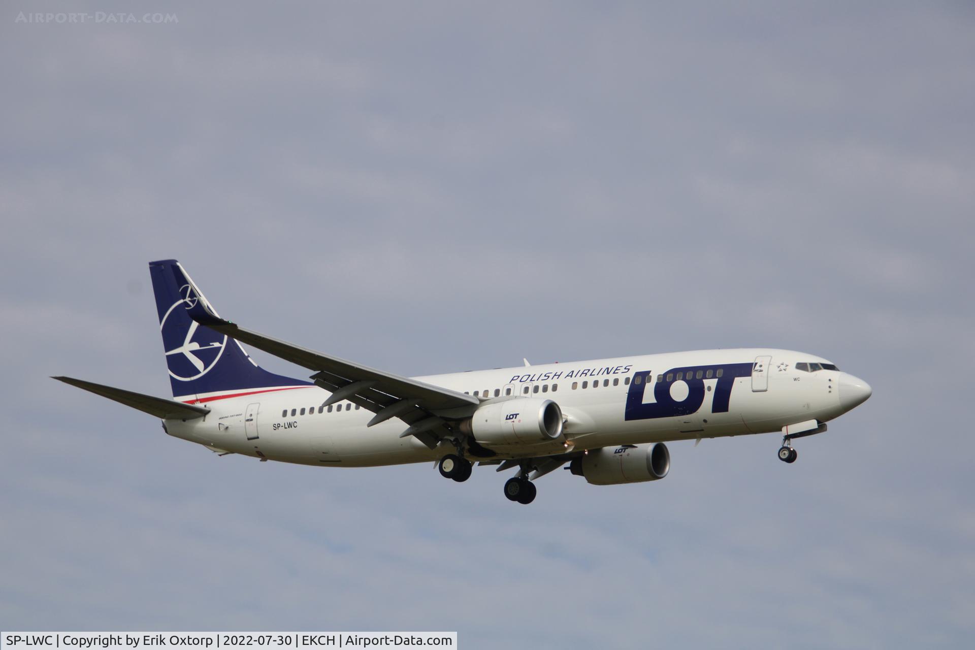 SP-LWC, 2005 Boeing 737-89P C/N 30691, SP-LWC landing rw 22L