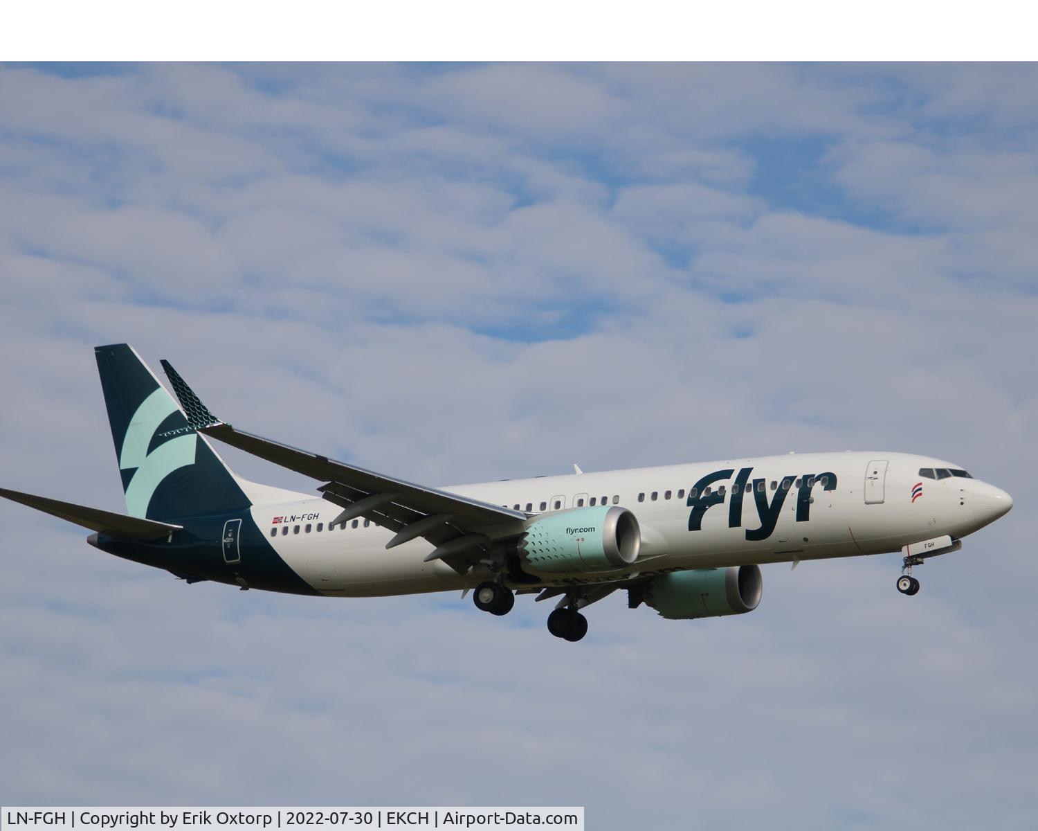 LN-FGH, 2022 Boeing 737-8 MAX C/N 43354, LN-FGH landing rw 04L