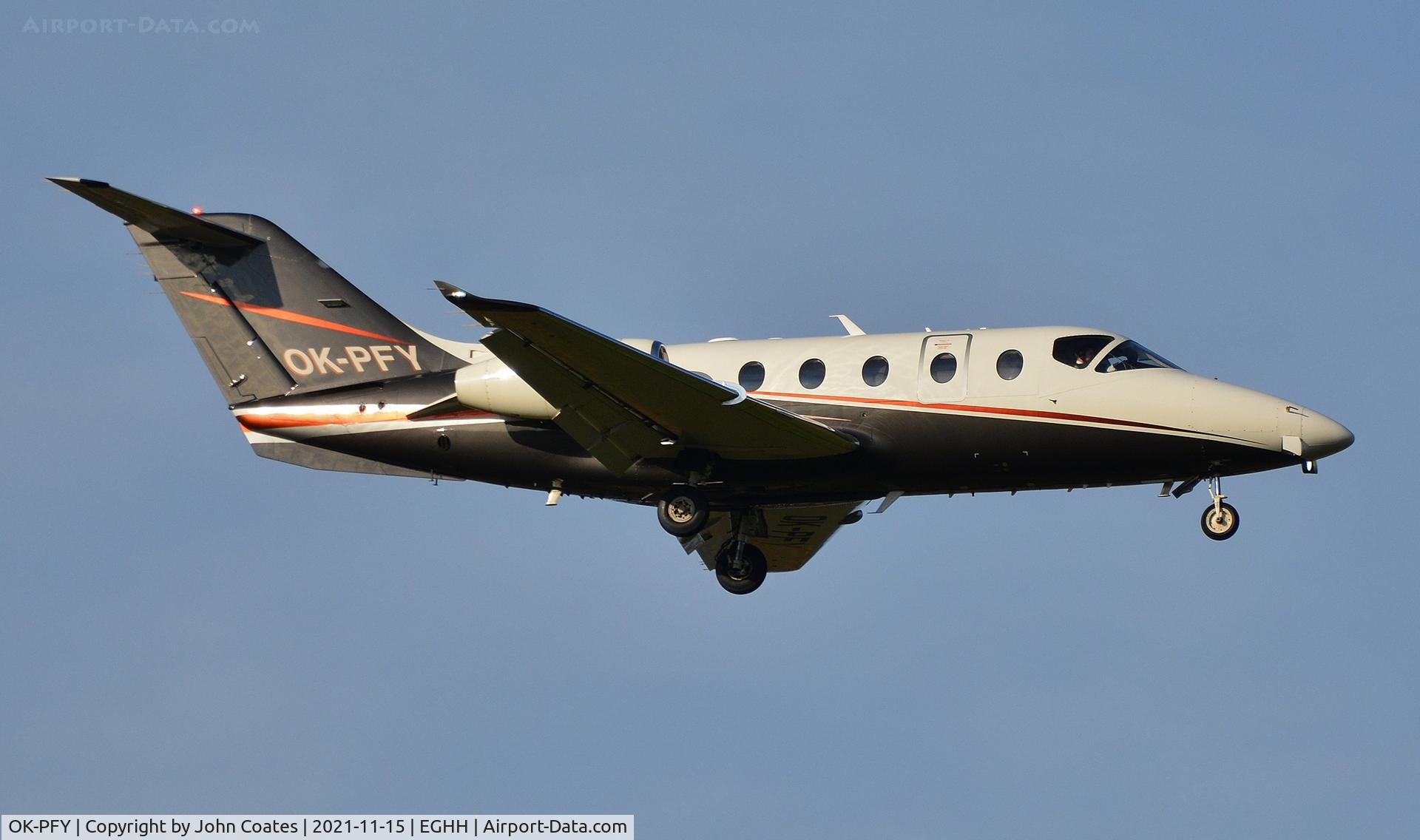 OK-PFY, Beech 400XTi Nextant Beechjet Beechjet C/N RK-368, Final approach to 08