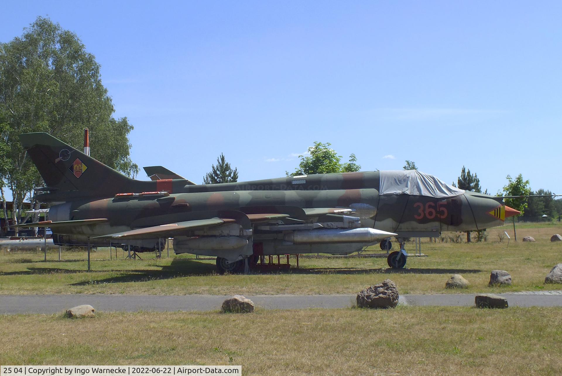 25 04, Sukhoi Su-22M-4 C/N 25511, Sukhoi Su-22M-4 FITTER-K (with recce and electronic warfare pods) at the Flugplatzmuseum Cottbus (Cottbus airfield museum)