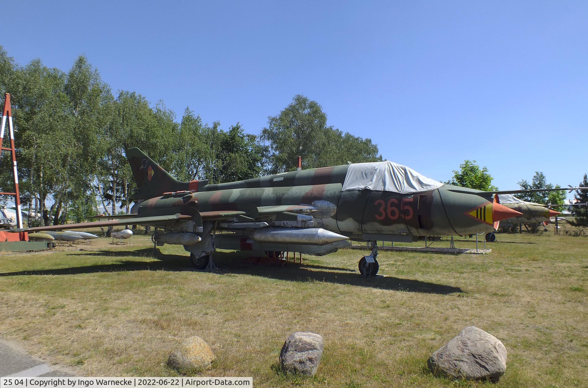 25 04, Sukhoi Su-22M-4 C/N 25511, Sukhoi Su-22M-4 FITTER-K (with recce and electronic warfare pods) at the Flugplatzmuseum Cottbus (Cottbus airfield museum)