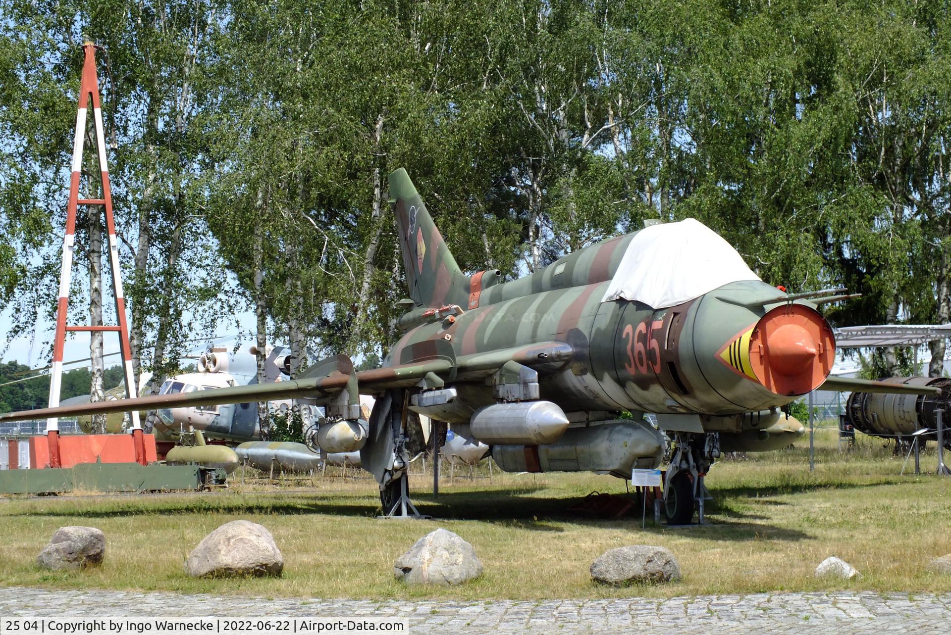 25 04, Sukhoi Su-22M-4 C/N 25511, Sukhoi Su-22M-4 FITTER-K (with recce and electronic warfare pods) at the Flugplatzmuseum Cottbus (Cottbus airfield museum)
