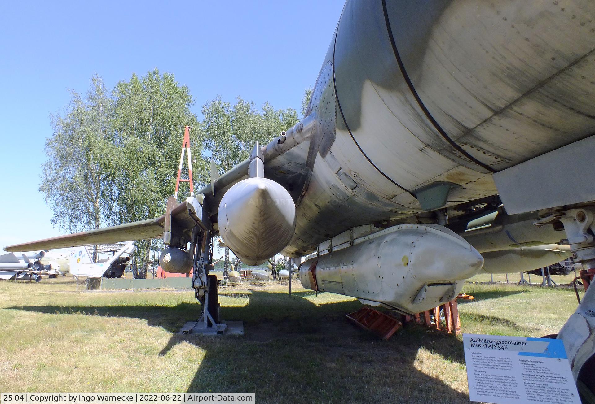 25 04, Sukhoi Su-22M-4 C/N 25511, Sukhoi Su-22M-4 FITTER-K (with recce and electronic warfare pods) at the Flugplatzmuseum Cottbus (Cottbus airfield museum)