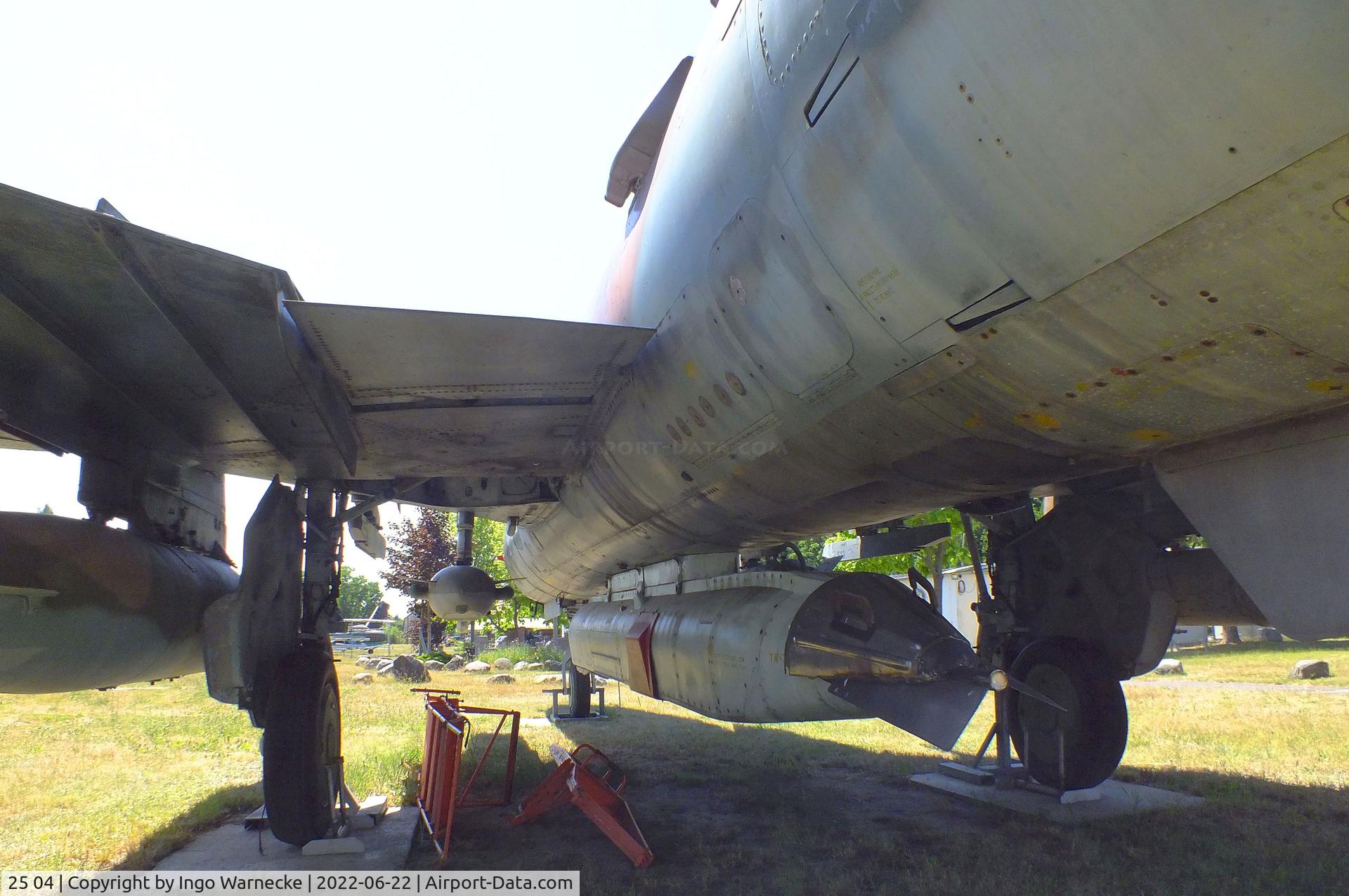 25 04, Sukhoi Su-22M-4 C/N 25511, Sukhoi Su-22M-4 FITTER-K (with recce and electronic warfare pods) at the Flugplatzmuseum Cottbus (Cottbus airfield museum)