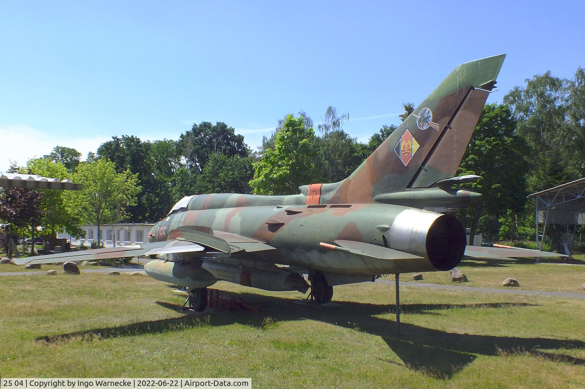 25 04, Sukhoi Su-22M-4 C/N 25511, Sukhoi Su-22M-4 FITTER-K (with recce and electronic warfare pods) at the Flugplatzmuseum Cottbus (Cottbus airfield museum)