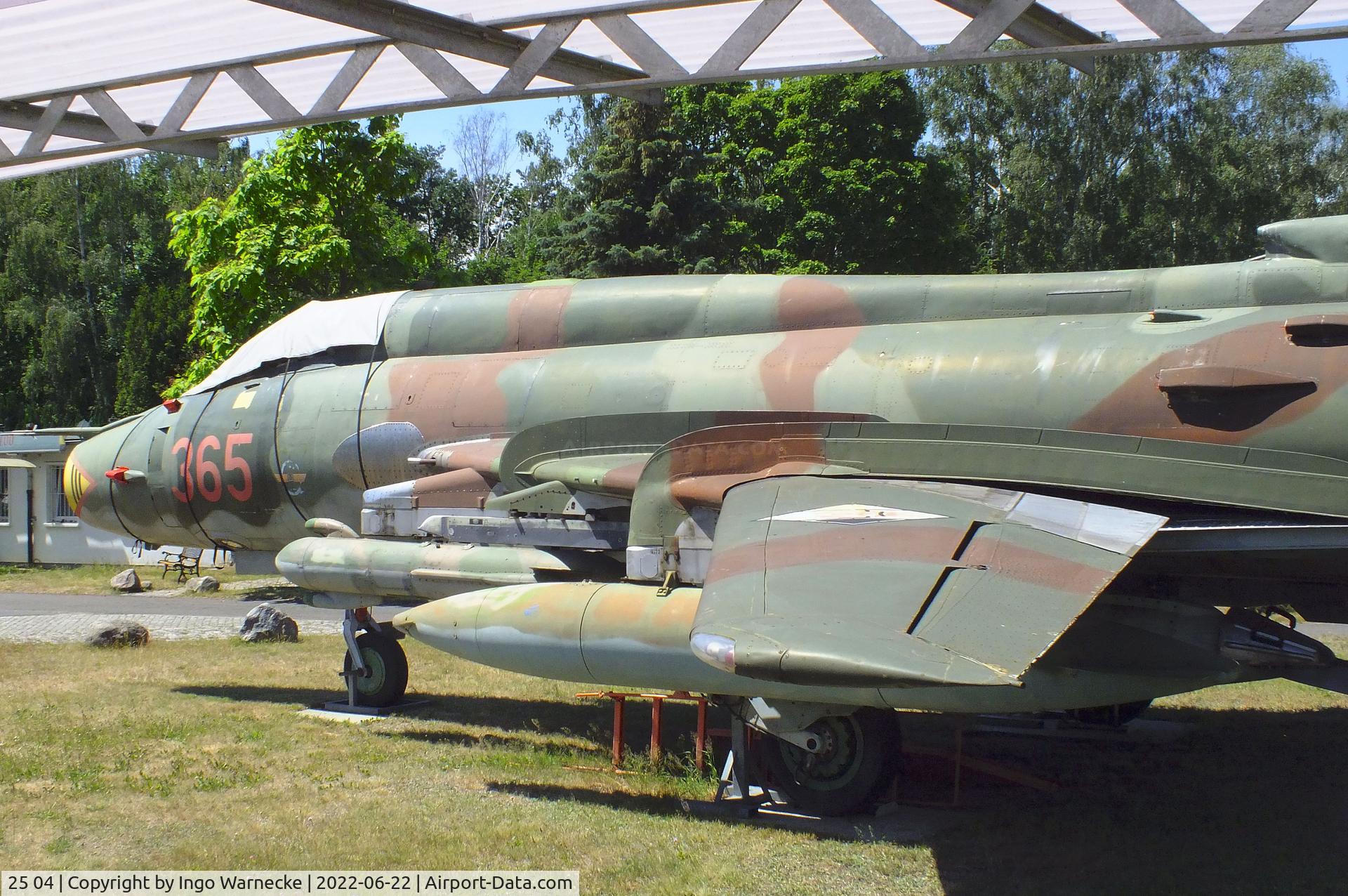 25 04, Sukhoi Su-22M-4 C/N 25511, Sukhoi Su-22M-4 FITTER-K (with recce and electronic warfare pods) at the Flugplatzmuseum Cottbus (Cottbus airfield museum)