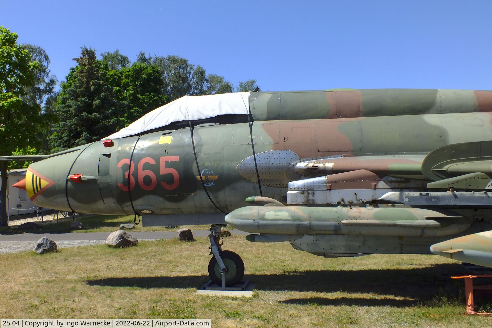25 04, Sukhoi Su-22M-4 C/N 25511, Sukhoi Su-22M-4 FITTER-K (with recce and electronic warfare pods) at the Flugplatzmuseum Cottbus (Cottbus airfield museum)